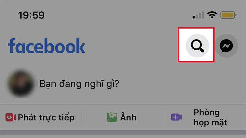 Mở ứng dụng Facebook > Nhấn vào biểu tượng kính lúp để tìm kiếm