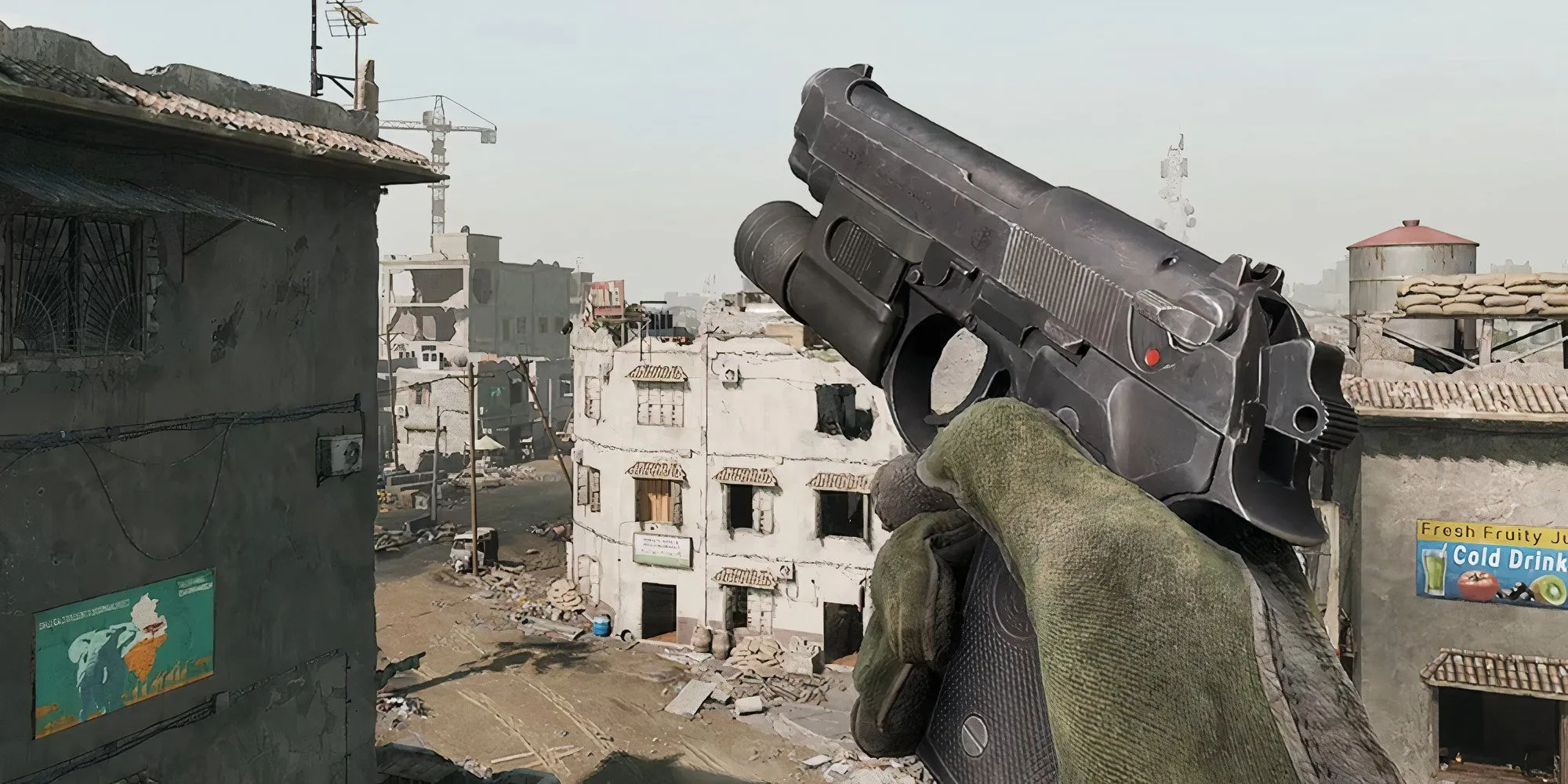 Cận cảnh khẩu súng lục Beretta M9 trong tay nhân vật game Delta Force Black Hawk Down