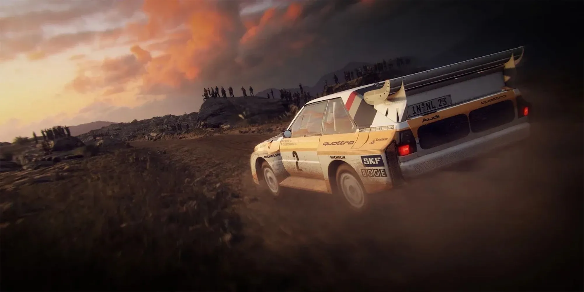 Chiếc xe Audi Quattro S1 huyền thoại đang drift trên đường đua bùn lầy trong game Dirt Rally 2.0.