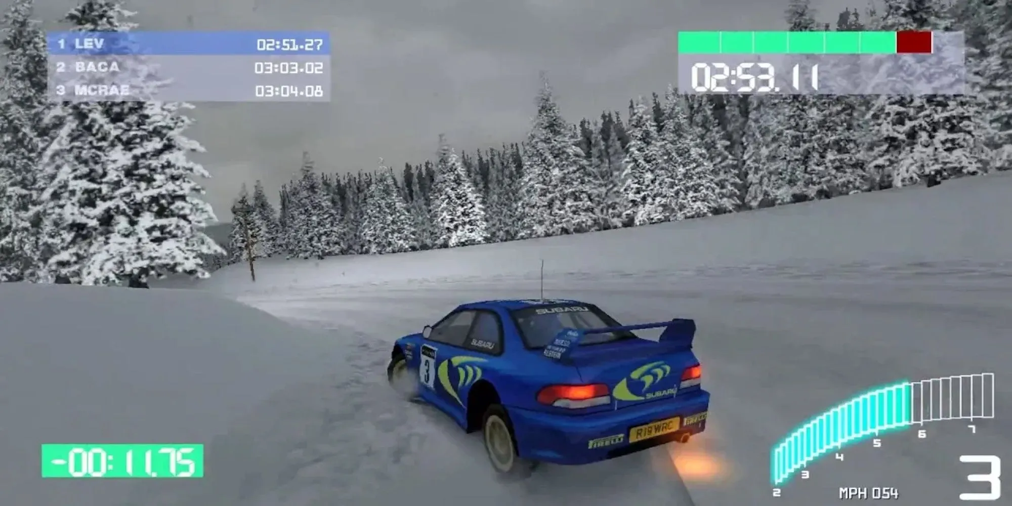 Chiếc xe Subaru Impreza trong game Colin McRae Rally 2.0 đang băng qua đoạn đường lầy lội, thể hiện hiệu ứng bùn đất ấn tượng của game.