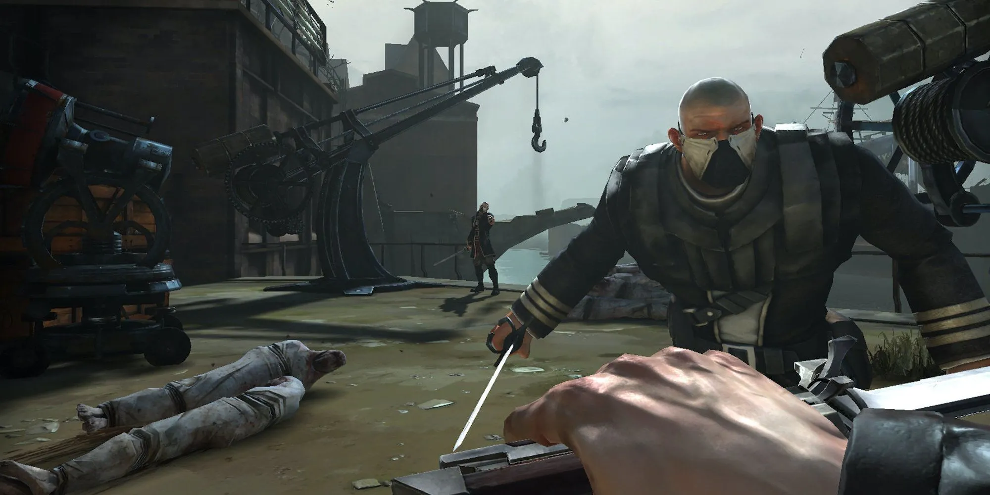 Corvo di chuyển lén lút qua kẻ thù trong Dishonored với lối chơi hòa bình