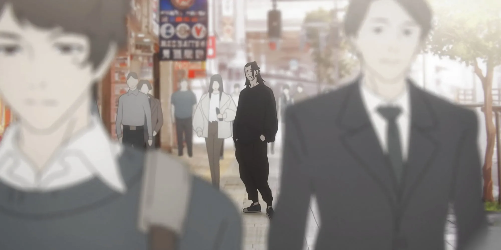 Geto Jujutsu Kaisen trong trang phục đen giữa đám đông người