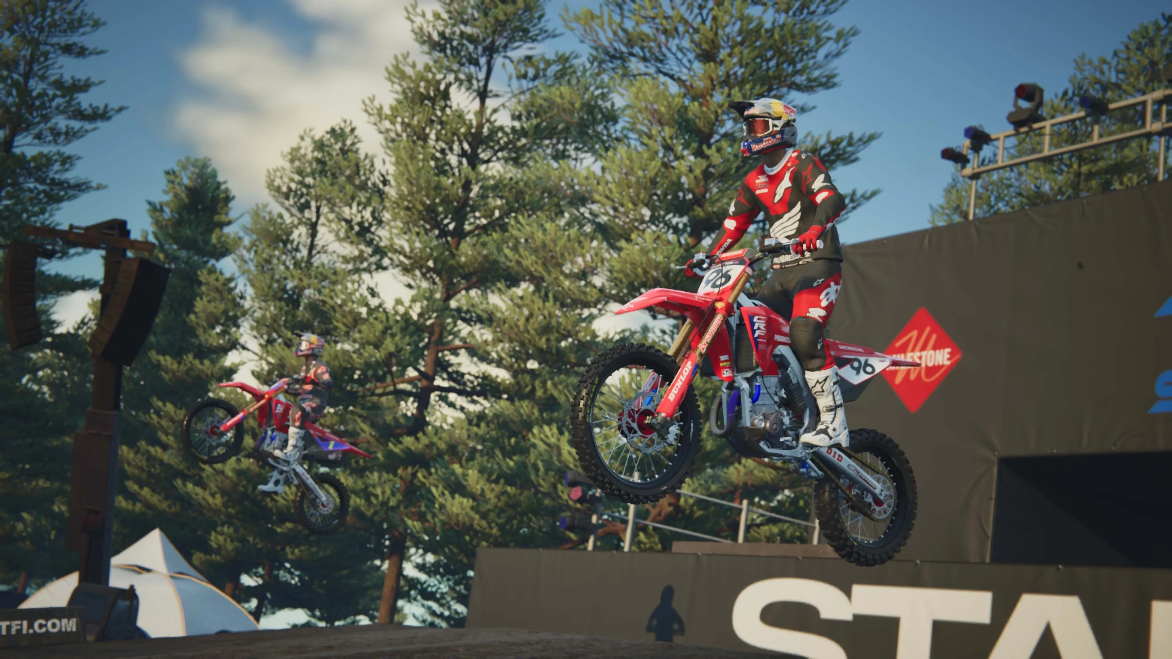 Hai tay đua so kè quyết liệt trong chế độ Rhythm Attack của Monster Energy Supercross 25, nơi kỹ năng và sự hoàn hảo được đặt lên hàng đầu.