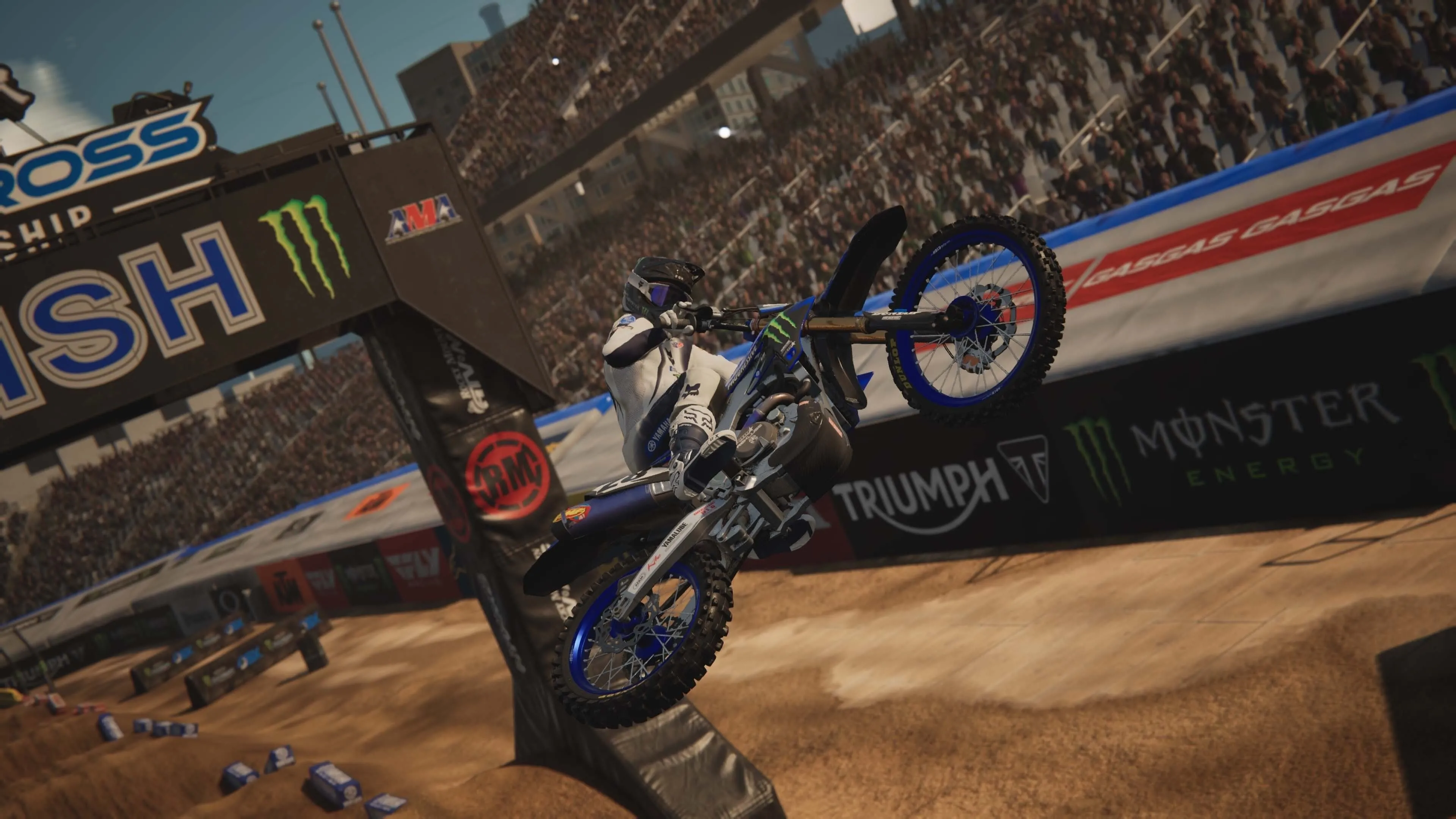 Hình ảnh một tay đua Monster Energy Supercross 25 thực hiện cú bay cao trên không trung, vượt qua các chướng ngại vật trên đường đua.