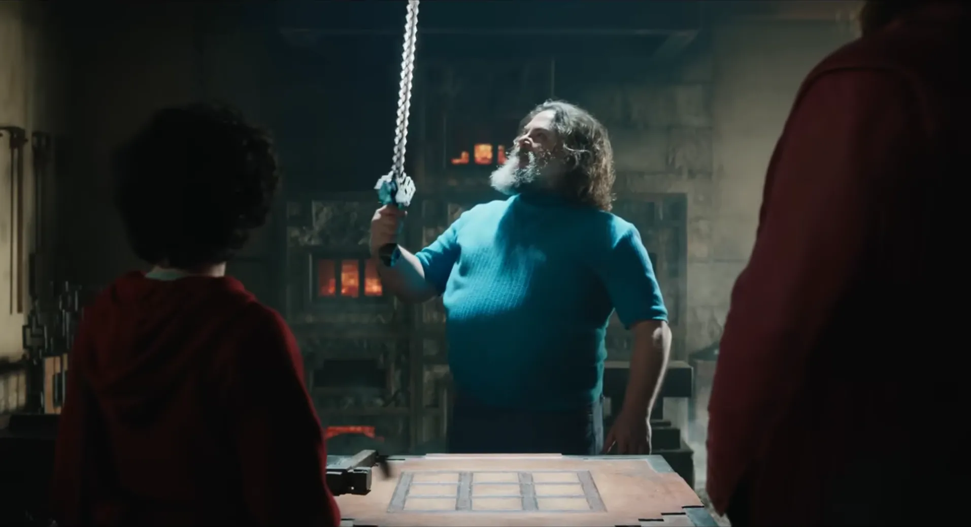Jack Black trong vai Steve cầm kiếm trong poster phim Minecraft