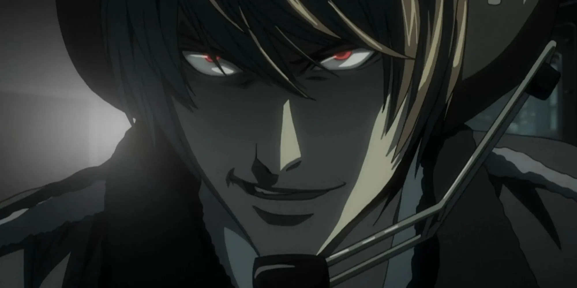 Light Yagami trong vai Kira bên trong một chiếc trực thăng trong anime Death Note