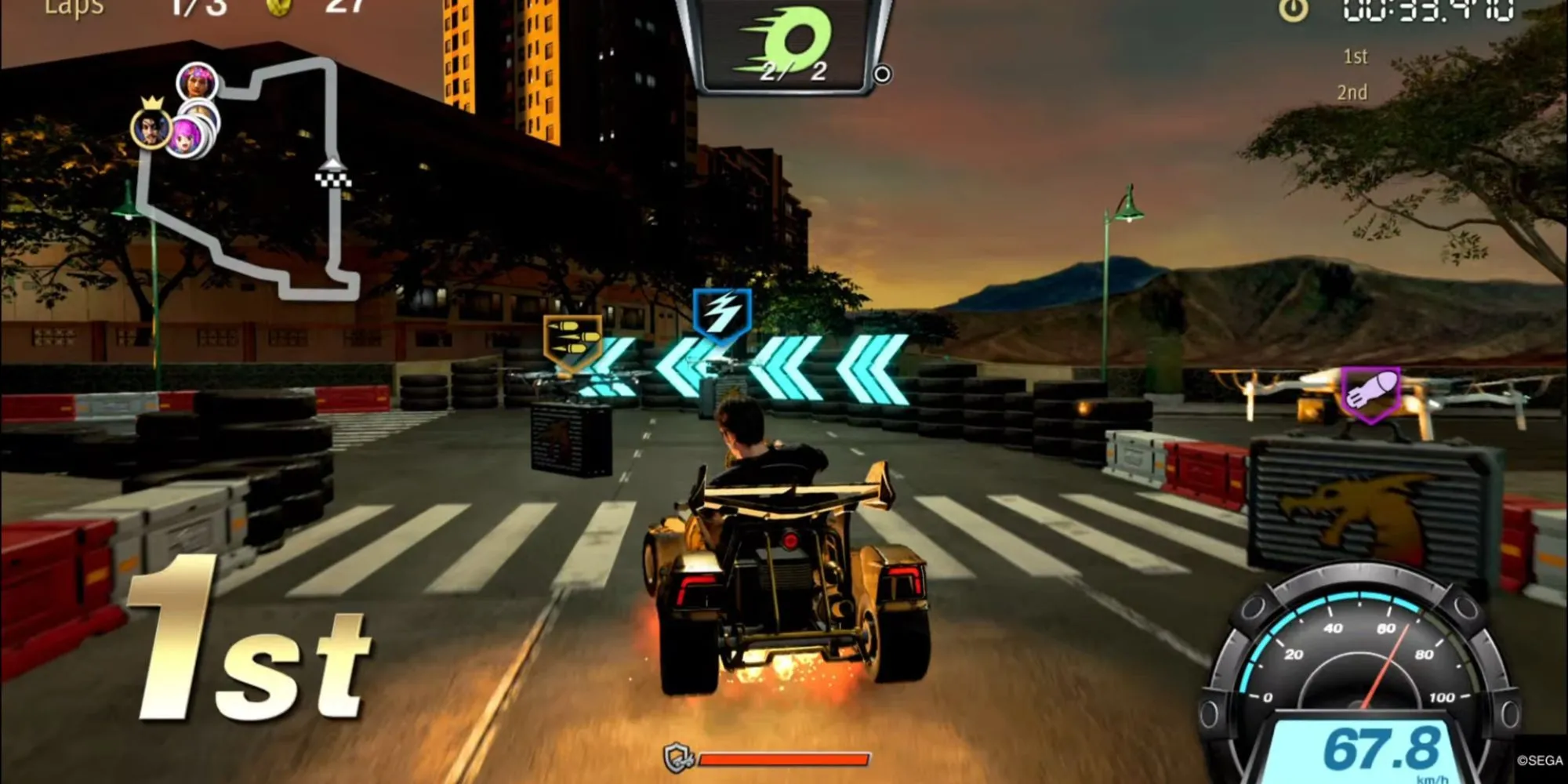 Majima đang đua xe quyết liệt với Ran trong Dragon Kart