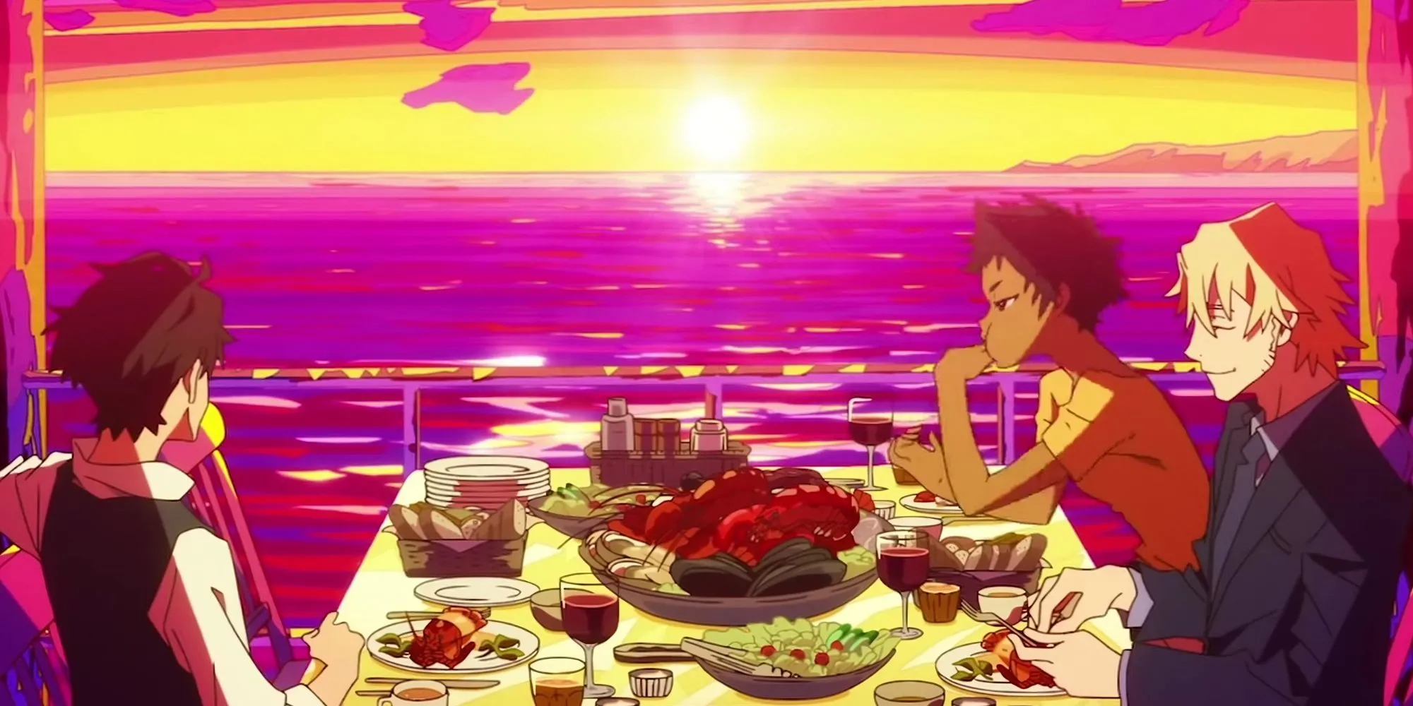 Makoto, Laurent, và Abigail trong Great Pretender bên bàn ăn hướng ra biển hoàng hôn đỏ rực