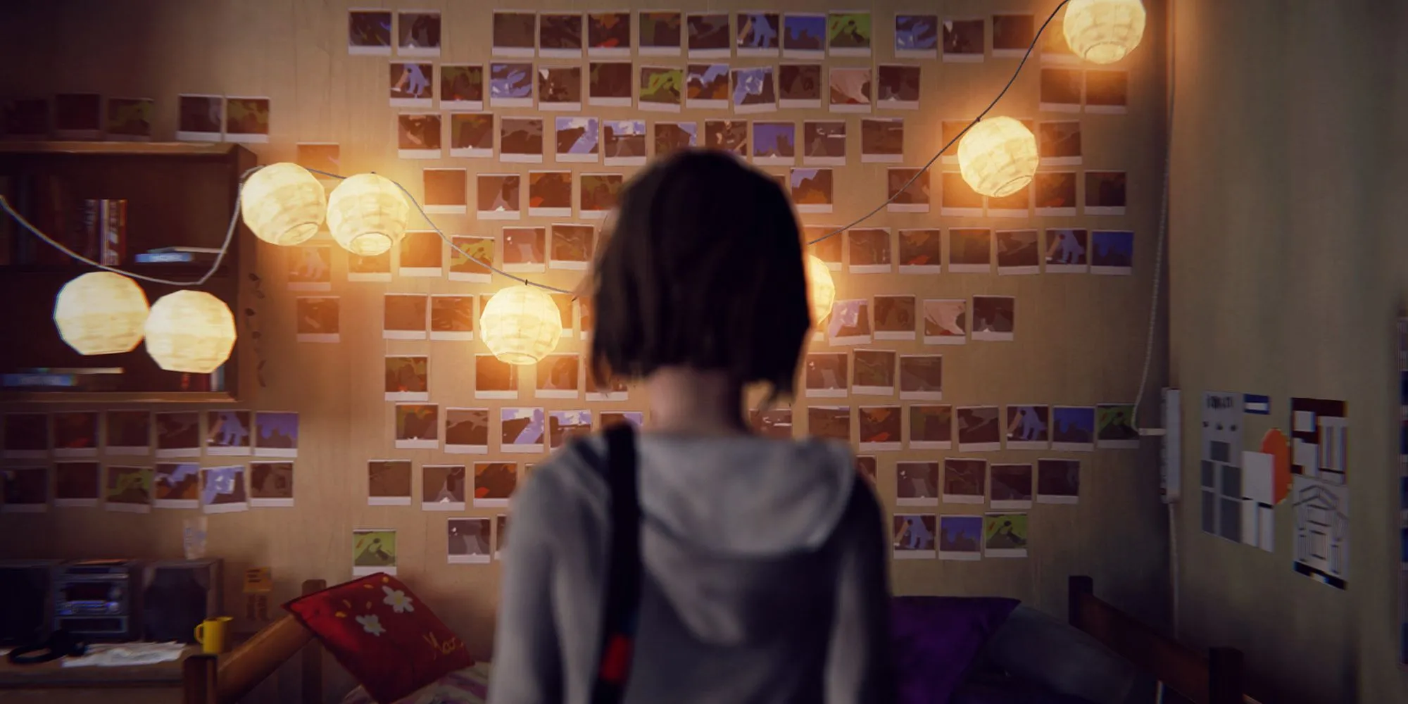 Max từ Life is Strange đang nhìn vào một bức tường đầy ảnh Polaroid.
