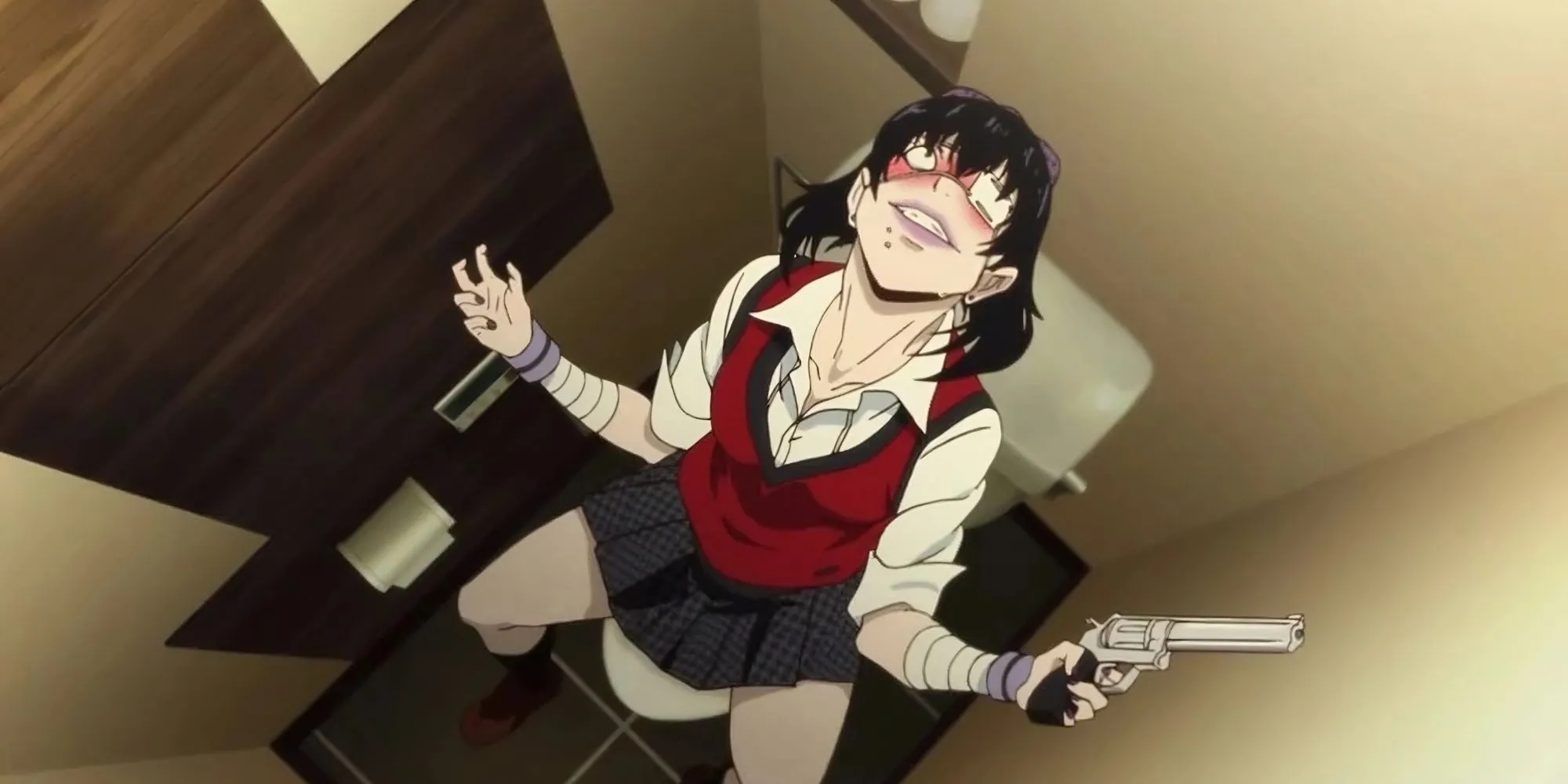 Midari Ikishima từ Kakegurui ngồi trong nhà vệ sinh với khẩu súng trên tay, biểu cảm điên cuồng