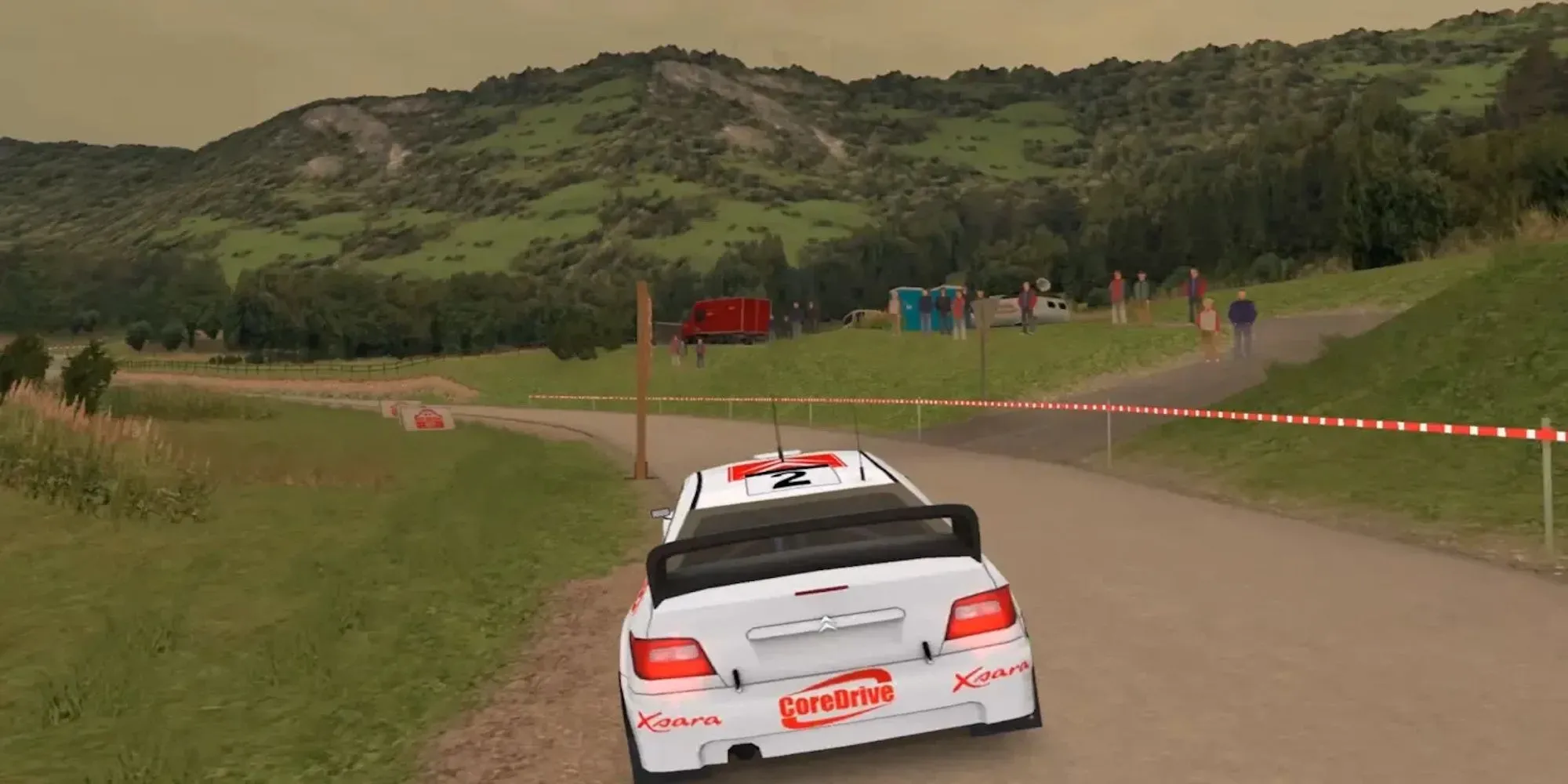 Một chiếc xe rally cổ điển đang vượt qua khúc cua trên đường đất trong game Richard Burns Rally.