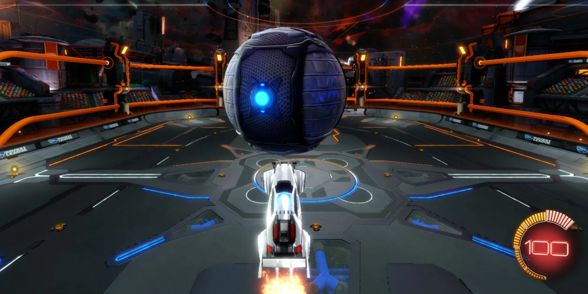 Một chiếc xe trong Rocket League thực hiện cú rê bóng trên không điệu nghệ