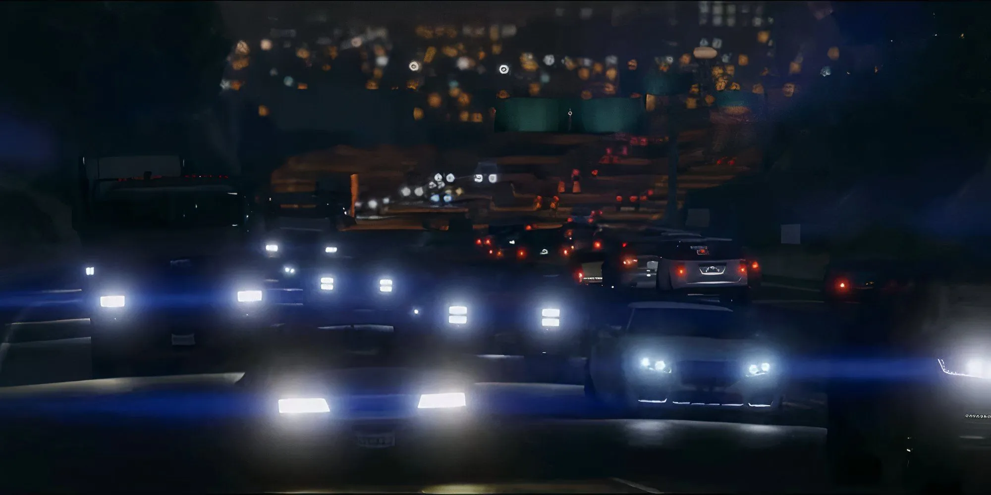 Một đoạn đường cao tốc điển hình trong GTA 5 với nhiều làn xe và biển báo giao thông.