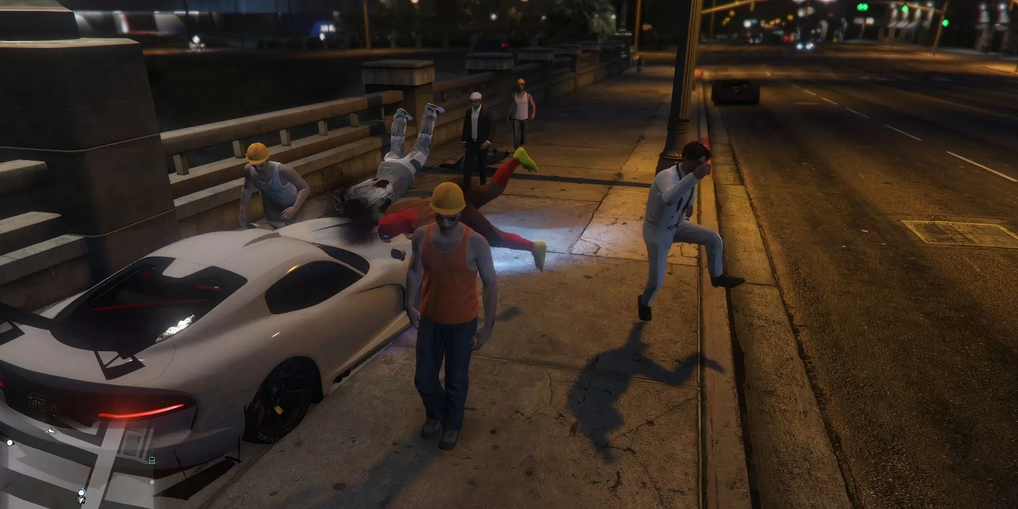 Một nhóm người biểu tình trong GTA 5 Online bị một chiếc xe hơi đang chạy tốc độ cao đâm phải.