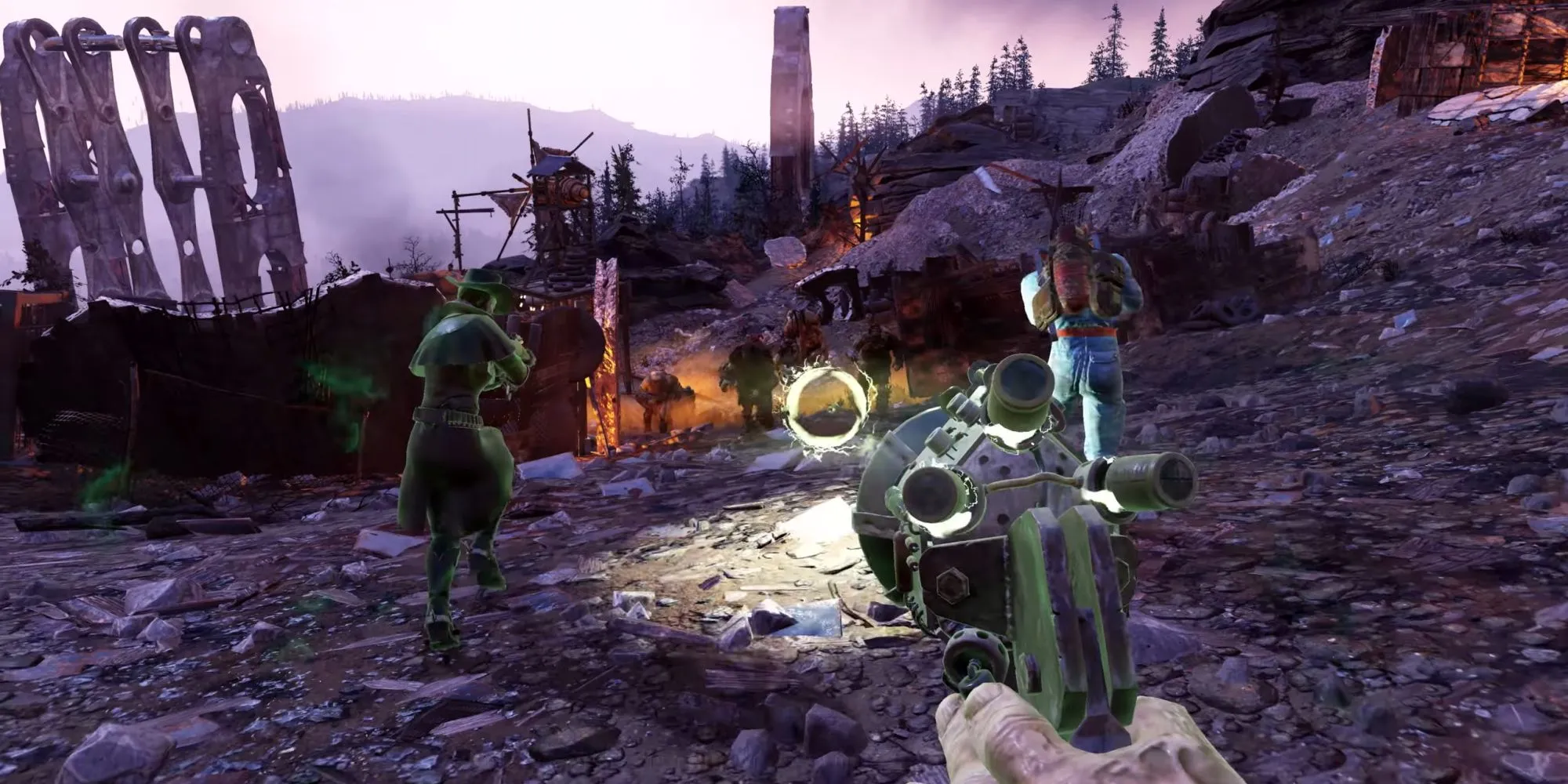 Một nhóm người chơi Fallout 76 trong hình dạng Ghoul hợp sức chiến đấu tại vùng đất Appalachia.