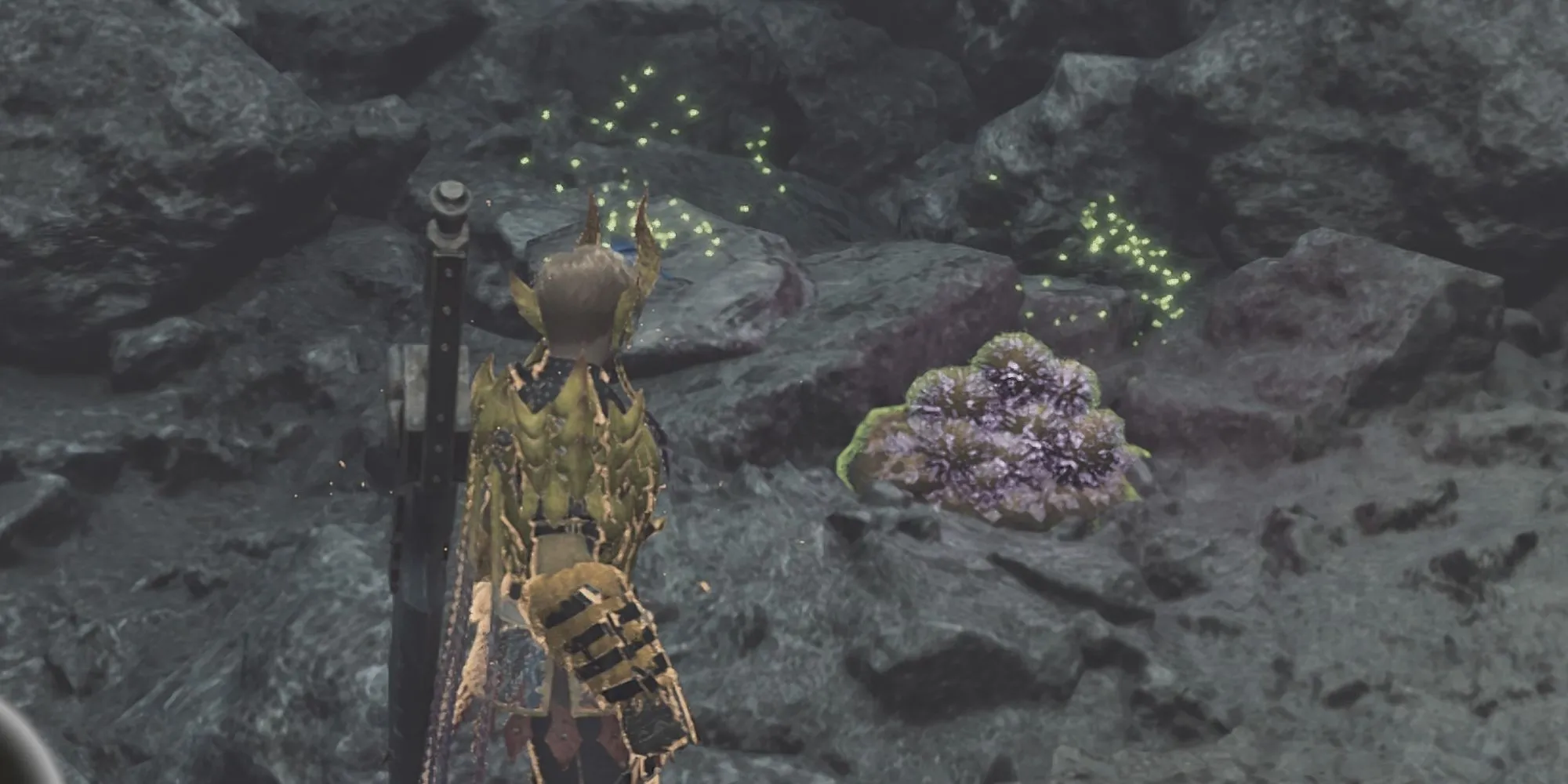 Một thợ săn trong Monster Hunter Wilds đang nhắm bắn Rêu Sáng (Brightmoss) bằng Súng Lăng (Slinger) vào một con quái vật bay để hạ gục nó.