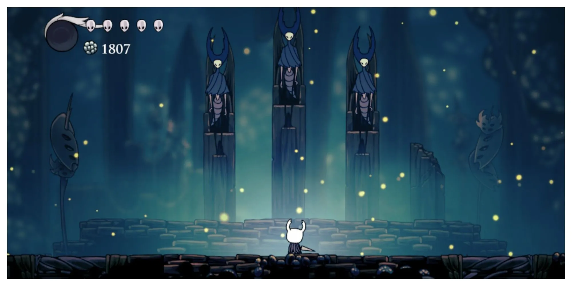 Nhân vật hiệp sĩ bọ trong Hollow Knight đối đầu với ba Mantis Lords trong một trận đấu trùm đầy thử thách của thể loại Metroidvania