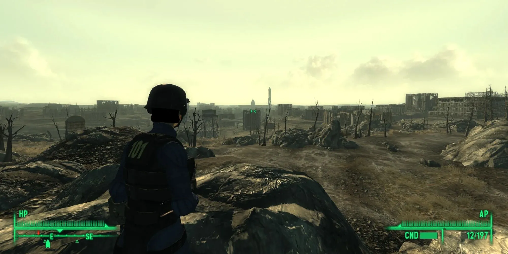 Nhân vật Lone Wanderer trong Fallout 3 nhìn ra vùng đất hoang tàn Capital Wasteland