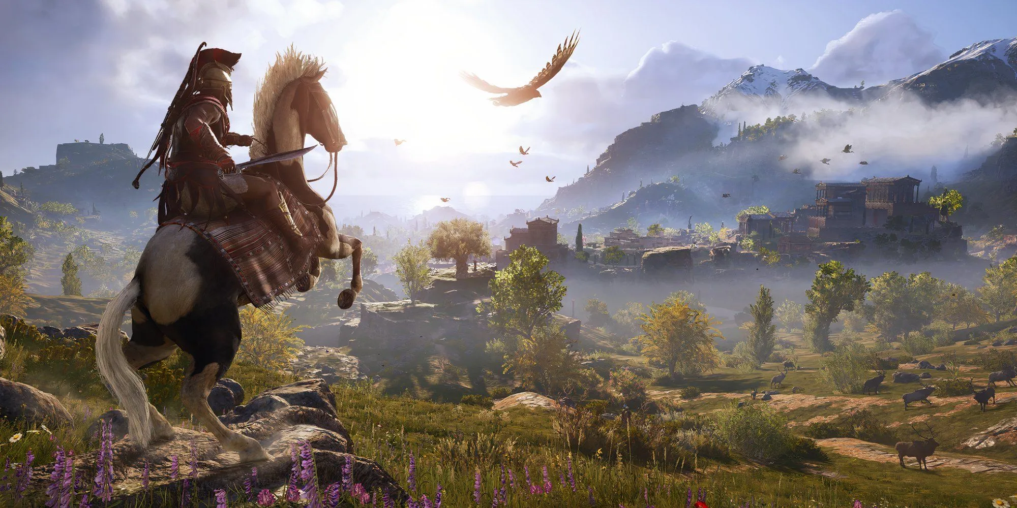 Nhân vật nam chính Assassin's Creed Odyssey cưỡi ngựa trên đồi, nhìn ra thế giới Hy Lạp cổ đại hùng vĩ.