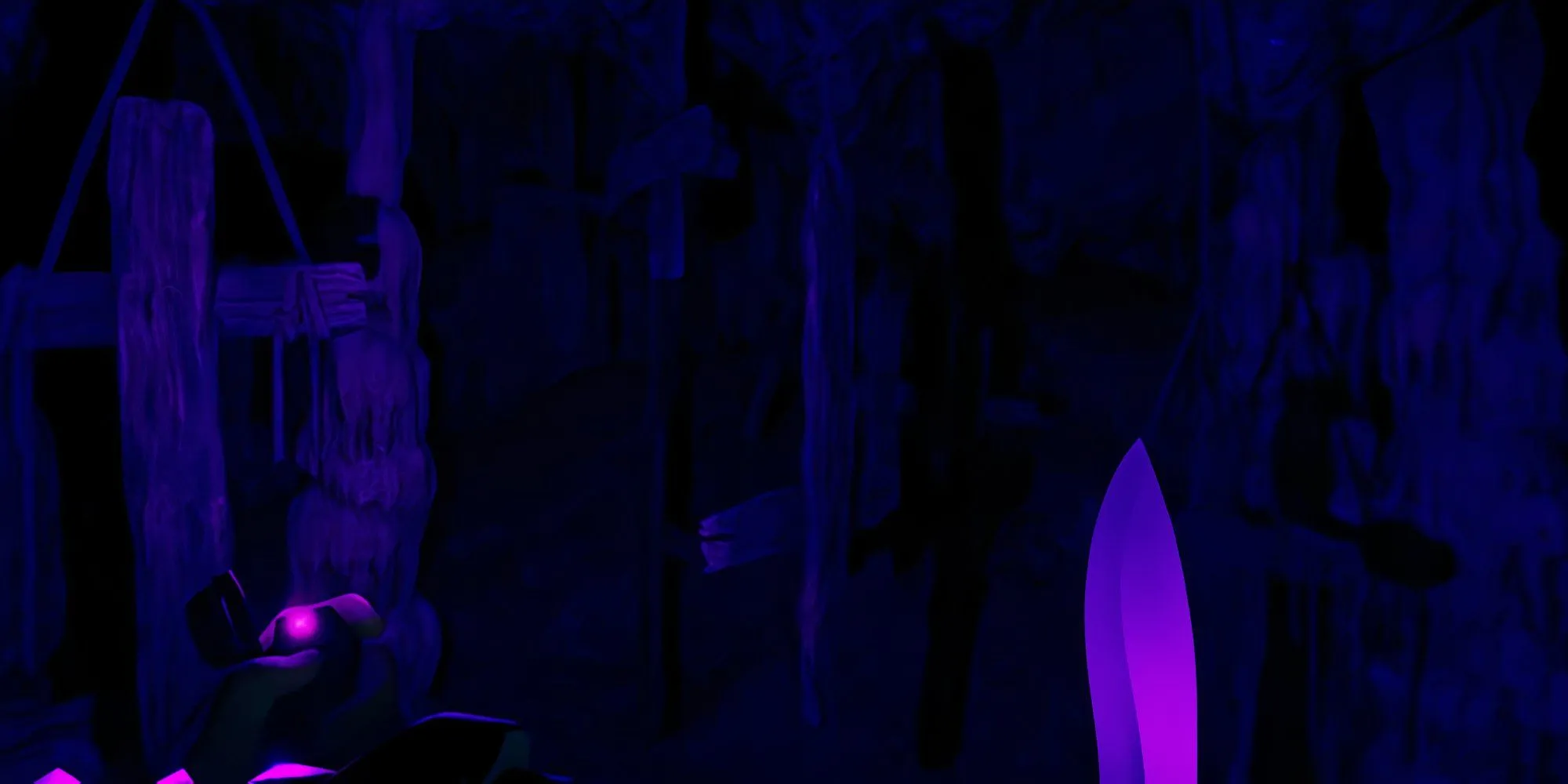 Nhân vật Sons of the Forest cầm dao và đuốc khám phá hang động tối tăm