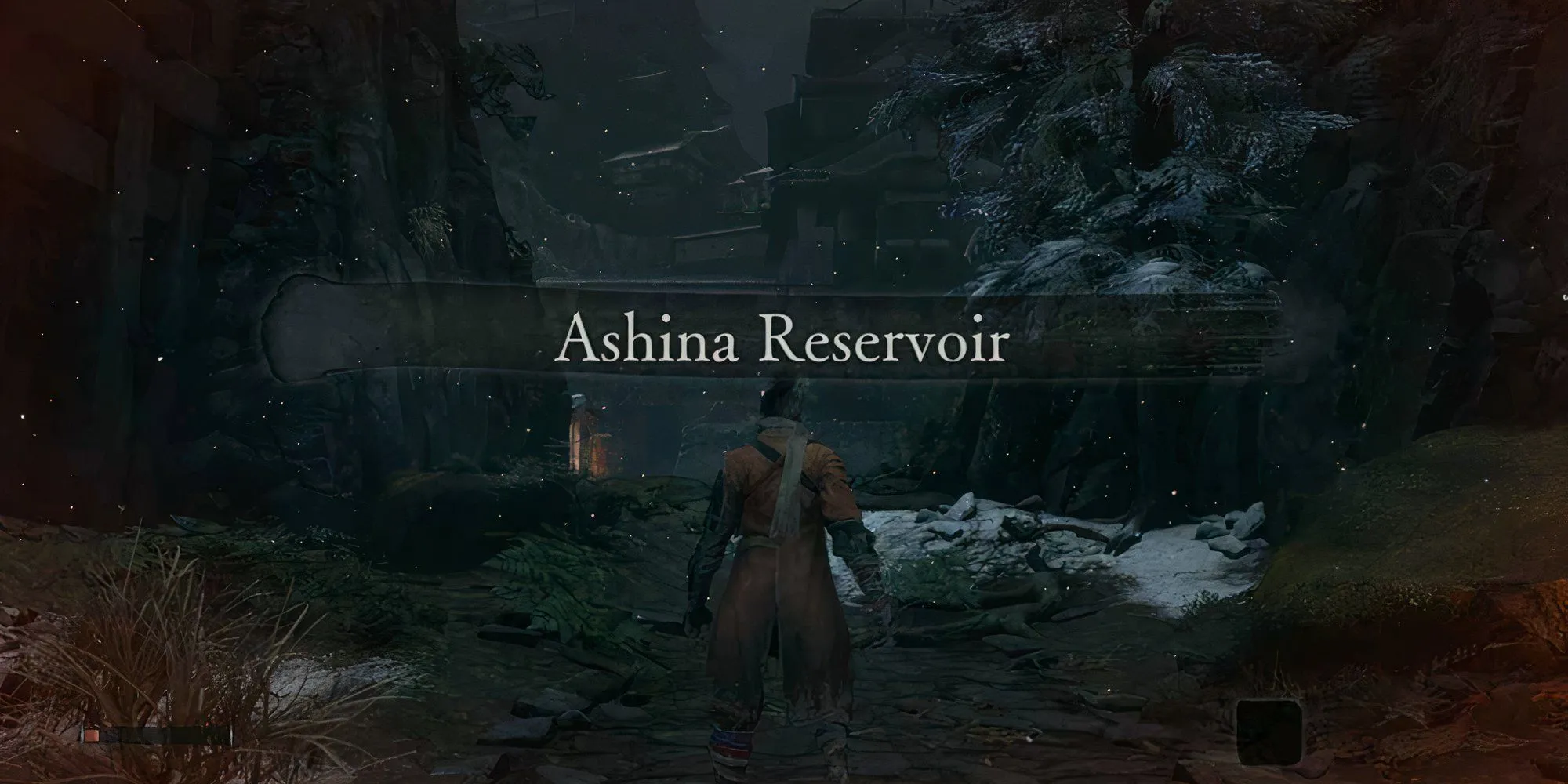 Nhân vật Wolf ẩn mình tại Ashina Reservoir trong Sekiro, khung cảnh tuyết phủ và kiến trúc Nhật Bản cổ kính.