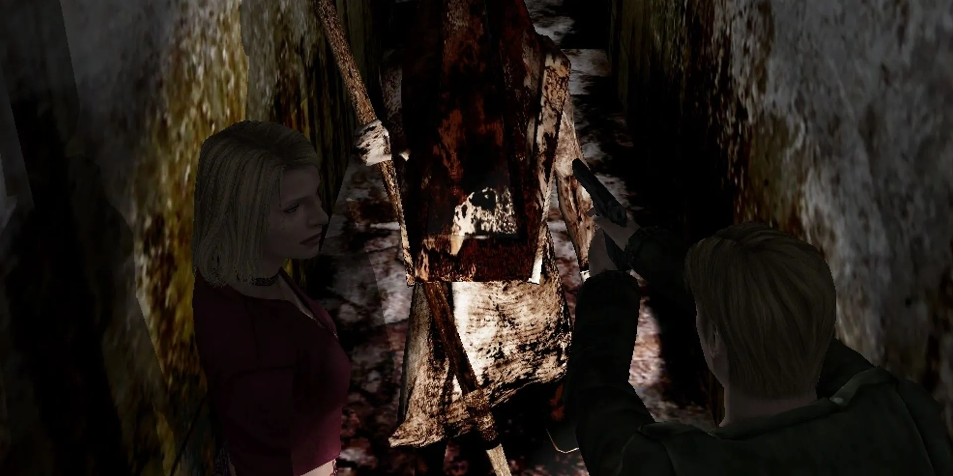 Pyramid Head đứng trước James và Maria trong bệnh viện ở Silent Hill 2