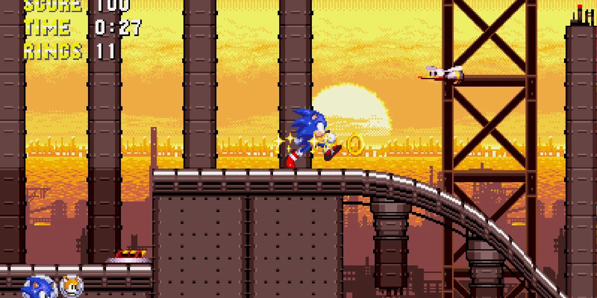 Sonic chạy trên một nền tảng kim loại lúc hoàng hôn trong Sonic Triple Trouble 16-bit