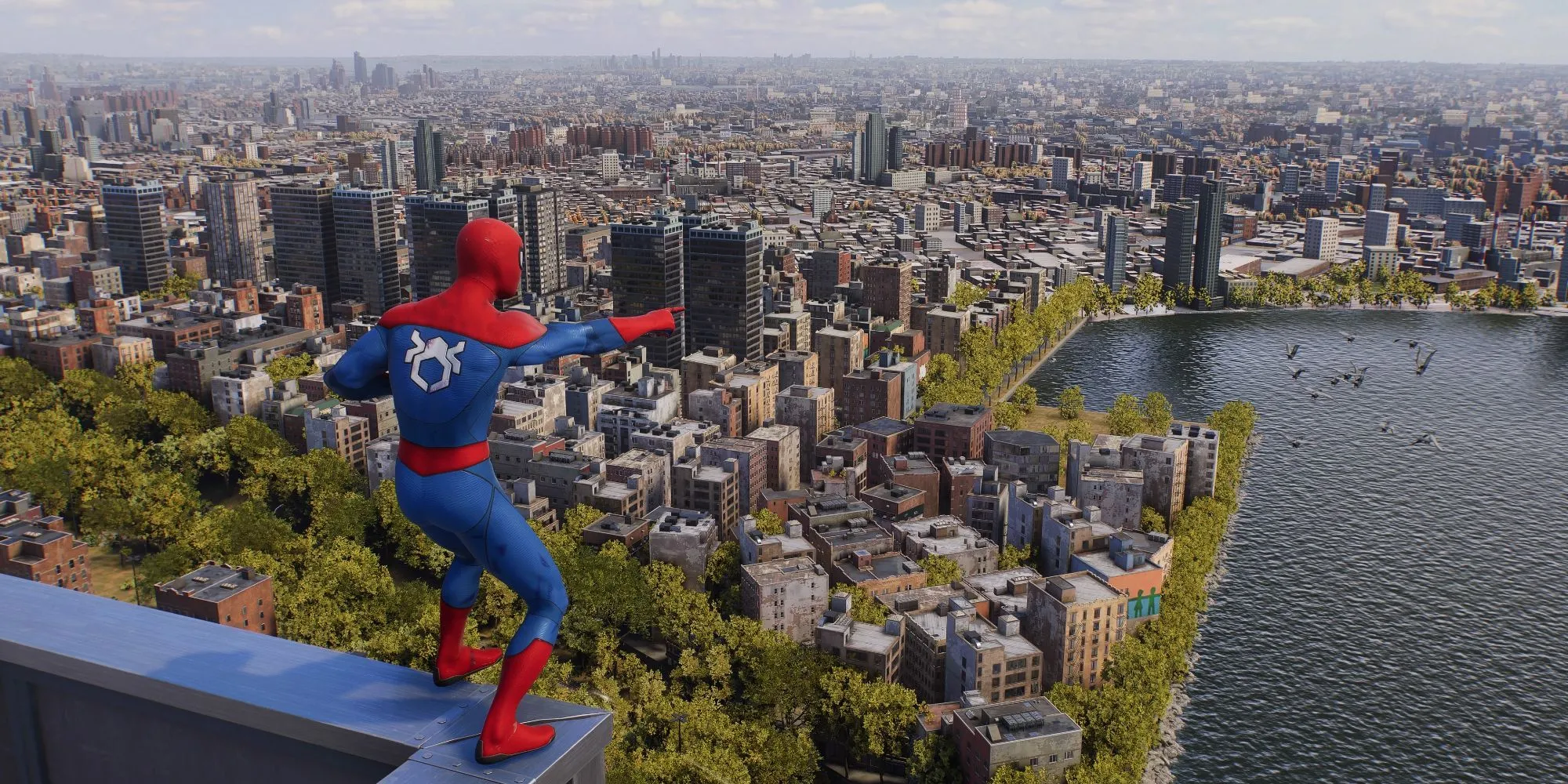 Spider-Man chỉ vào đàn chim ở Downtown Brooklyn trong Marvel's Spider-Man 2