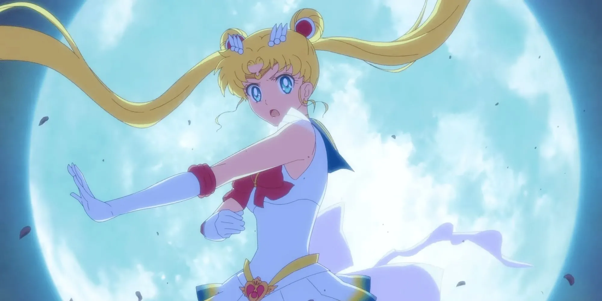 Usagi Tsukino trong vai Sailor Moon tạo dáng trước mặt trăng