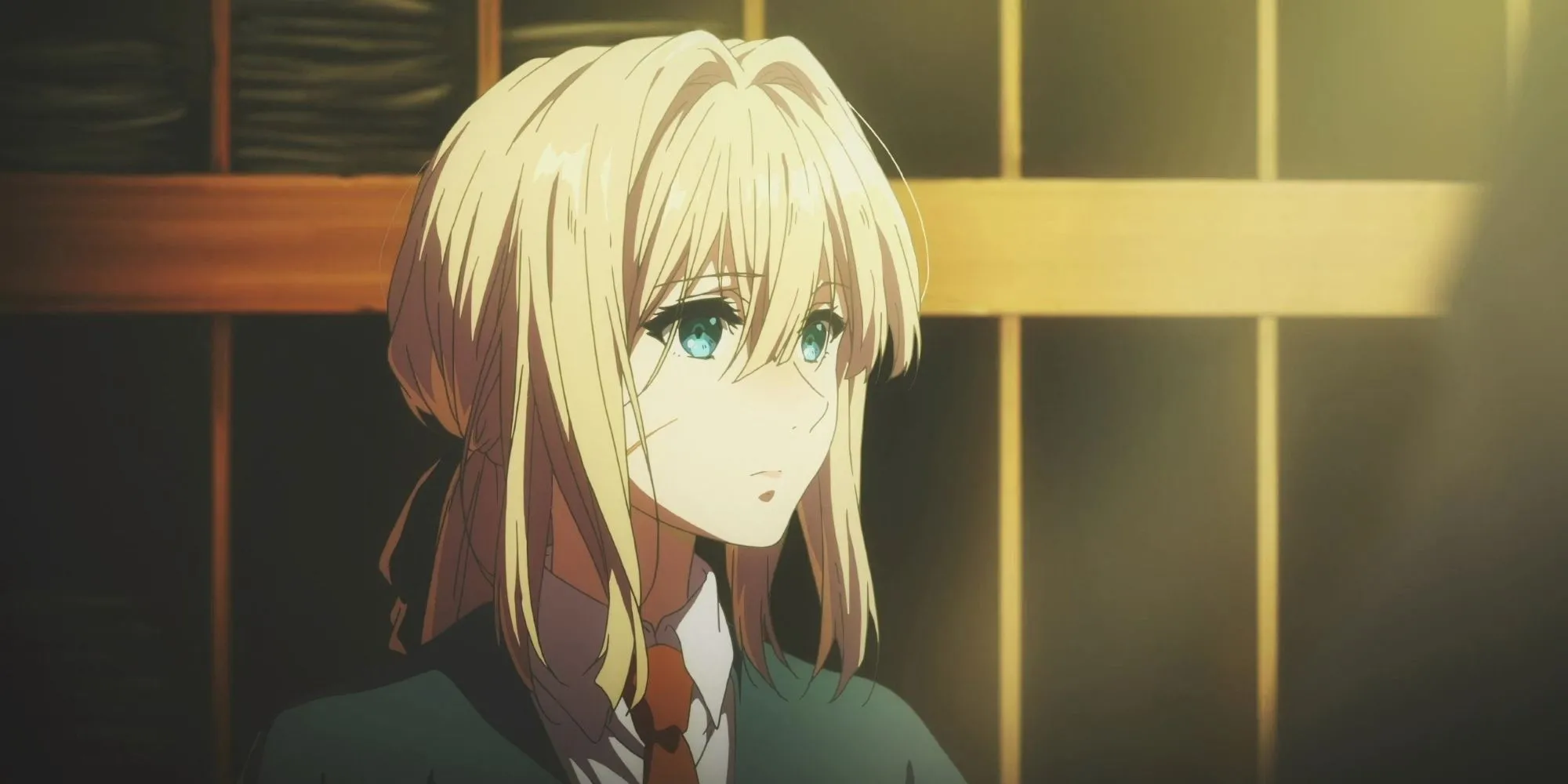 Violet Evergarden đang làm việc tại bưu cục với máy đánh chữ