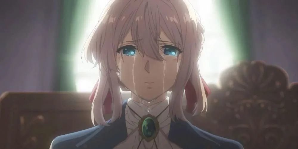 Violet từ Violet Evergarden đang viết thư với biểu cảm trầm ngâm