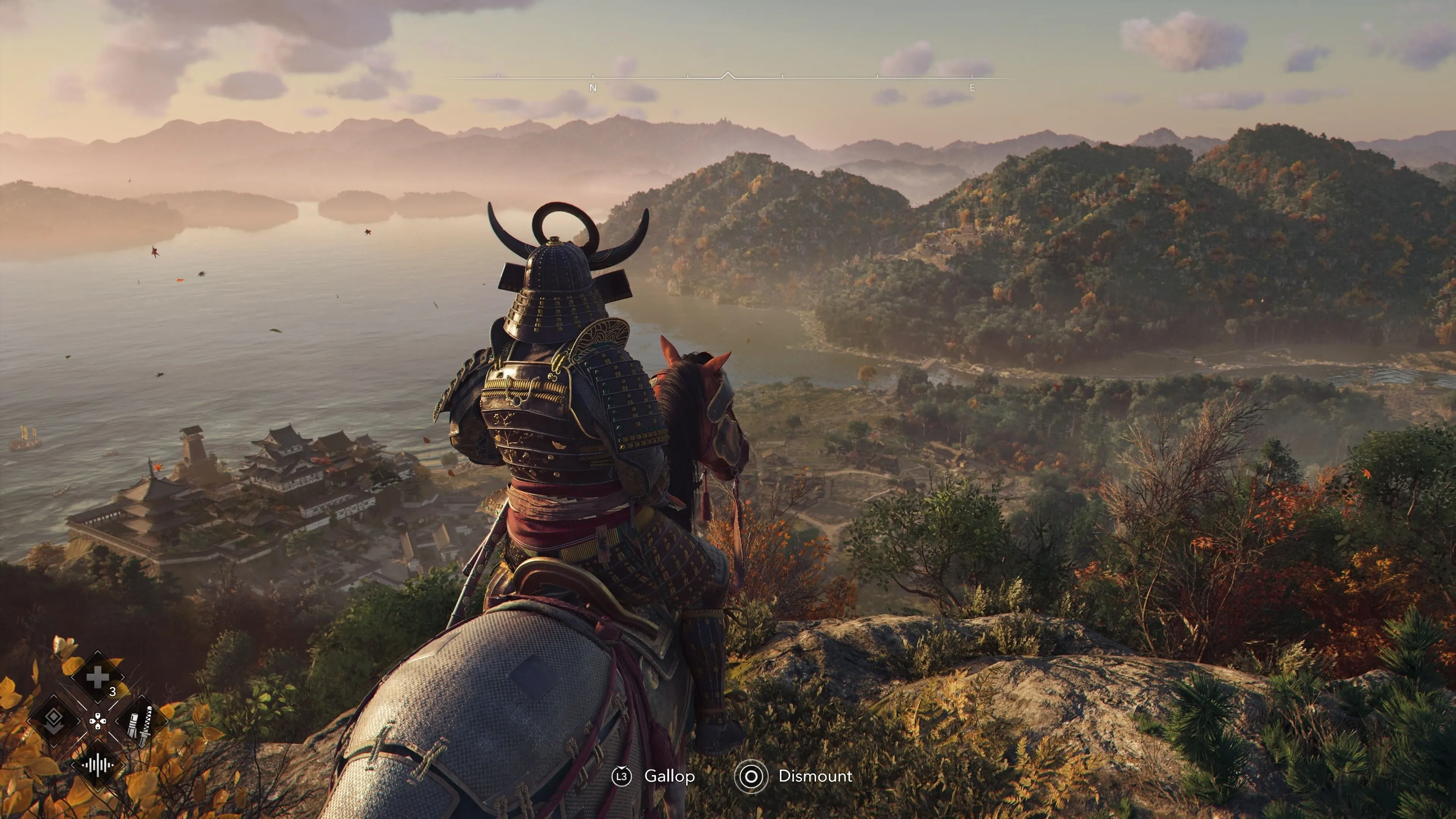 Yasuke cưỡi ngựa xem bản đồ trong Assassin's Creed Shadows, chuẩn bị cho hành trình tiếp theo