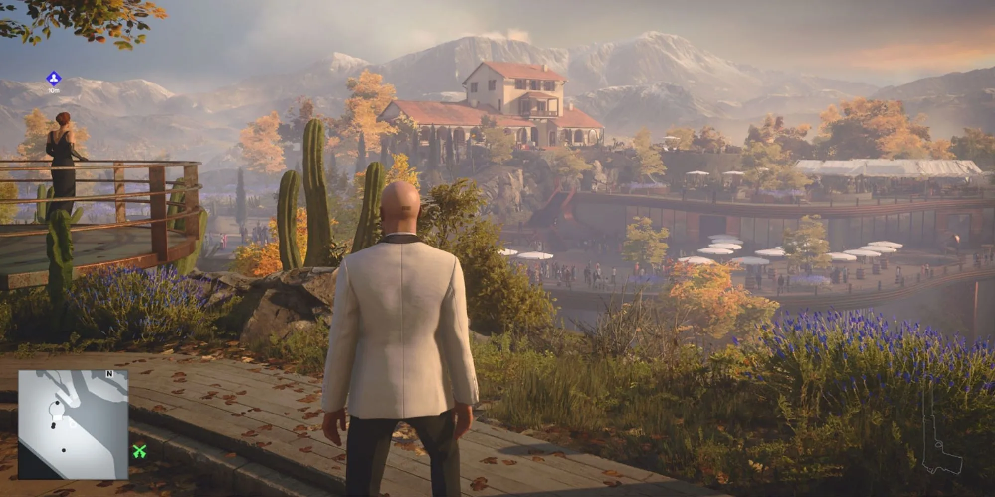 Agent 47 trong bộ đồ đặc trưng trong một cảnh game Hitman.