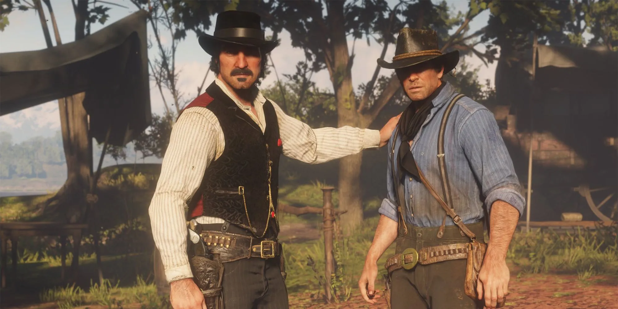Dutch Van Der Linde và Arthur Morgan đứng cùng nhau trong trại trong Red Dead Redemption 2