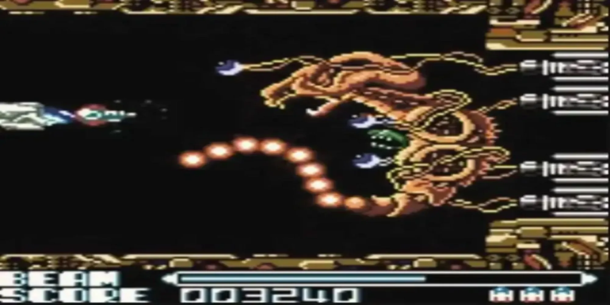 Giao diện chiến đấu trong R-Type DX trên Game Boy