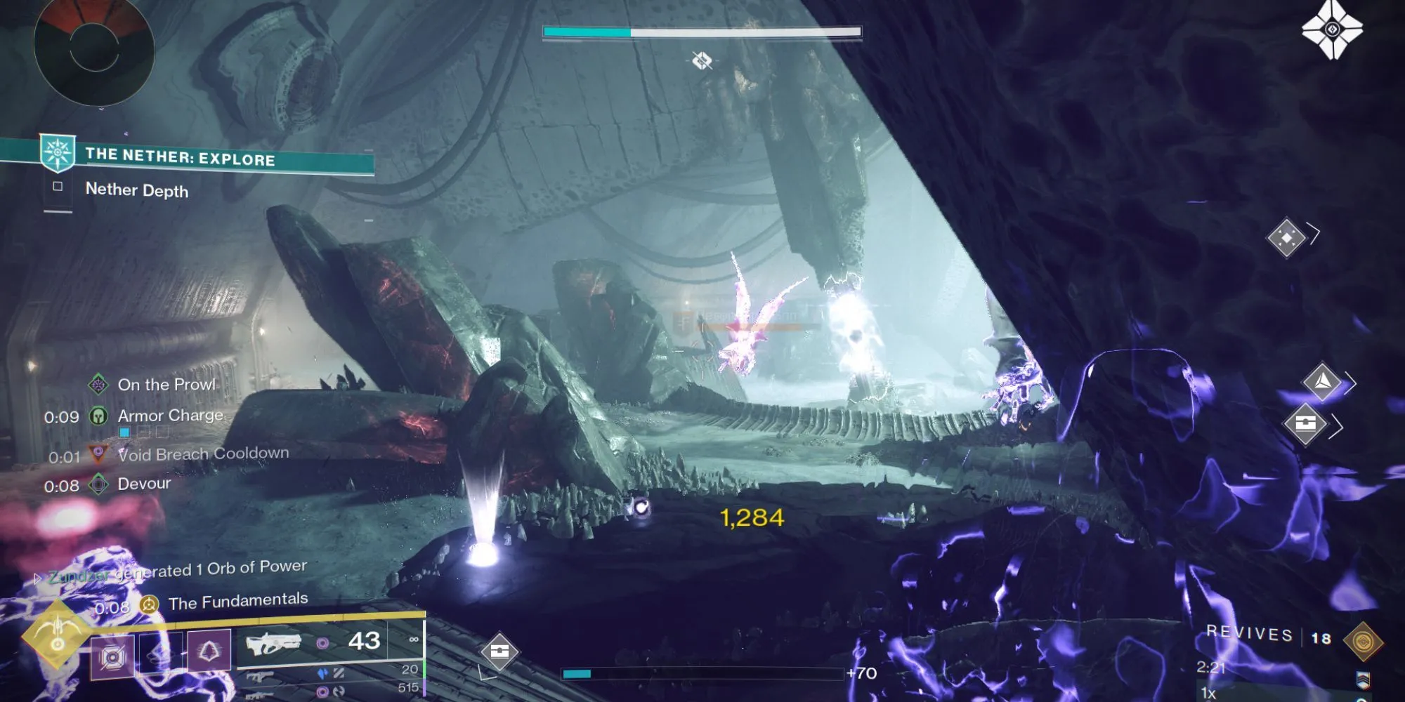 Hiệu ứng tàng hình và khói làm suy yếu kẻ địch từ build Hunter Void trong Destiny 2