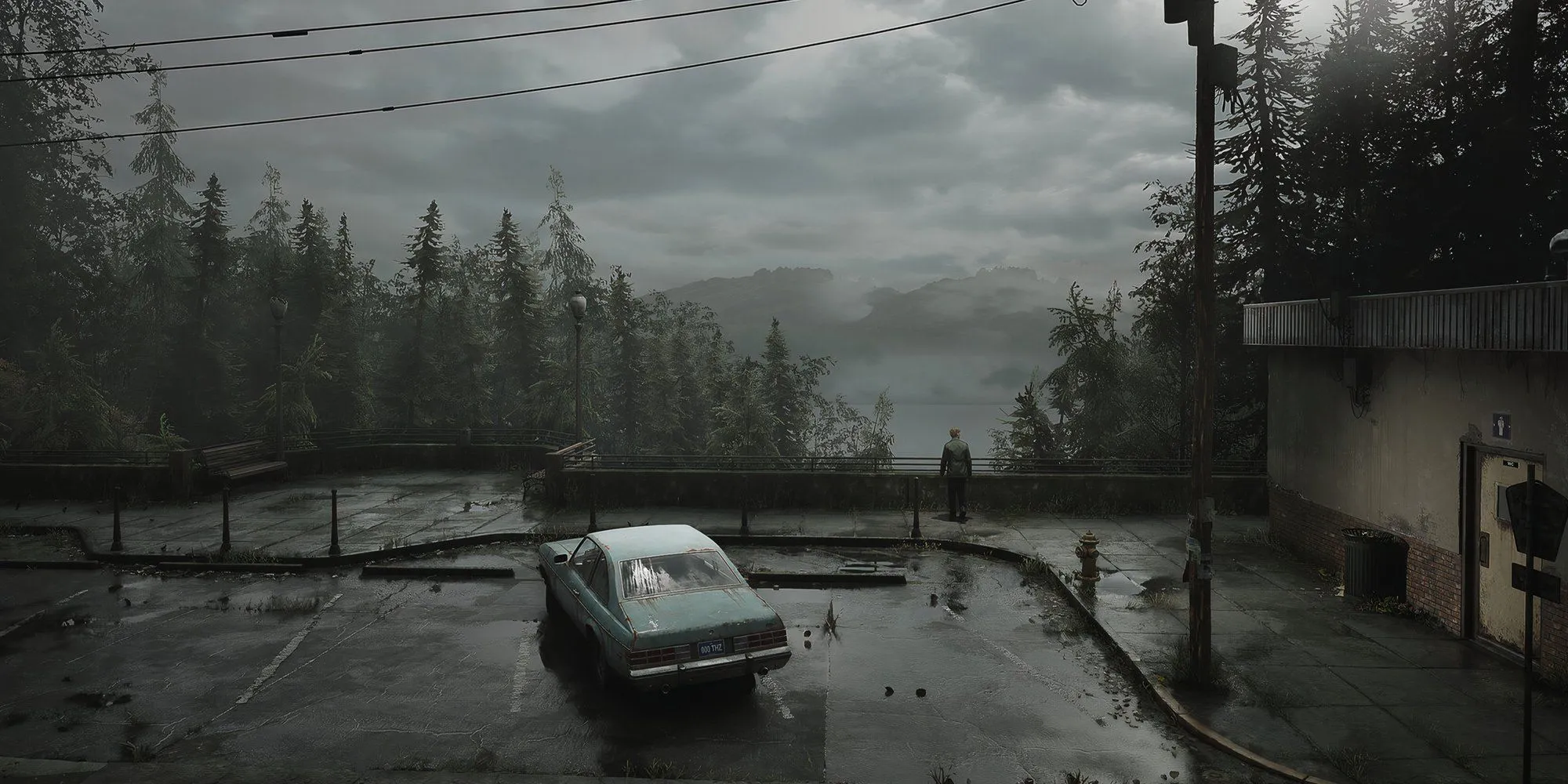 James Sunderland, nhân vật chính Silent Hill 2 remake, đứng một mình ngoài trời trong bối cảnh sương mù đặc trưng của thị trấn Silent Hill.