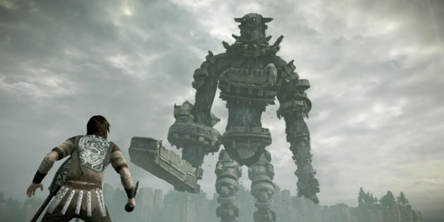 Nhân vật chính Wander cưỡi ngựa Agro tiếp cận một Colossus khổng lồ trong khung cảnh hoang vắng của Shadow of the Colossus