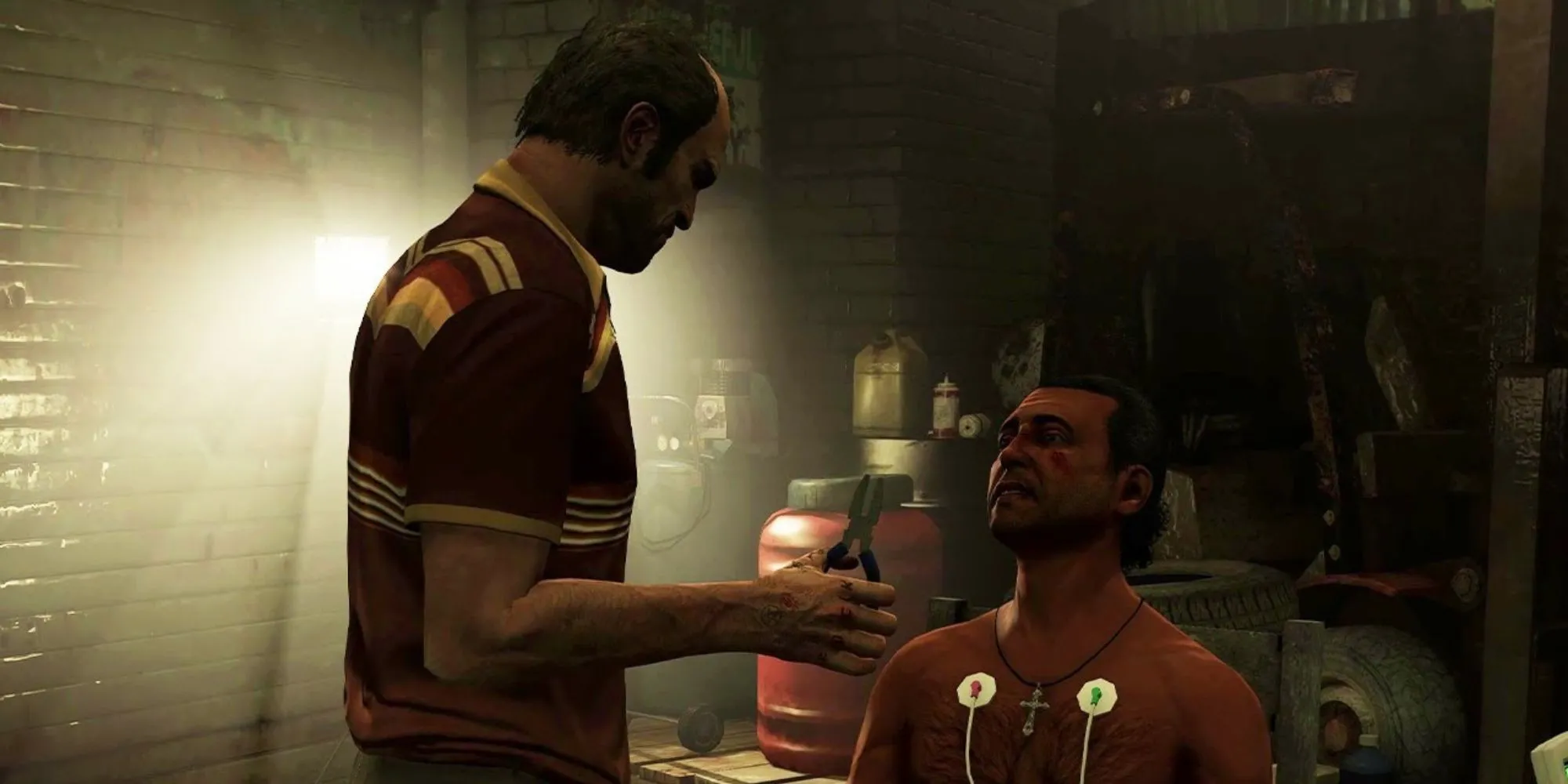 Nhân vật Trevor Philips đang tra tấn một người đàn ông bị trói vào ghế trong cảnh quay góc nhìn thứ nhất của Grand Theft Auto V