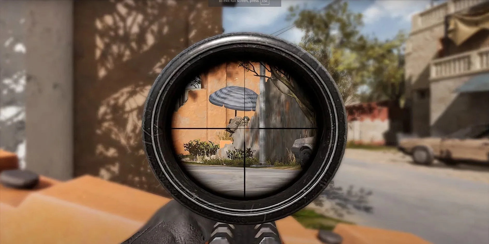 Screenshot gameplay của Insurgency: Sandstorm, một game FPS chiến thuật thực tế, hiển thị góc nhìn qua ống ngắm trong môi trường chiến đấu khắc nghiệt.
