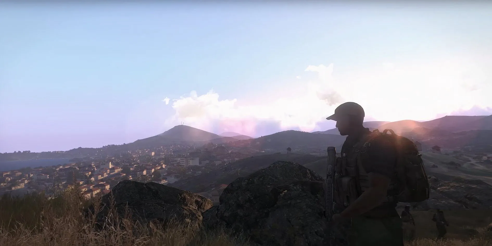 Screenshot gameplay game ArmA 3, một game giả lập quân sự, với hình ảnh người lính trang bị súng bắn tỉa trên địa hình đồi núi.