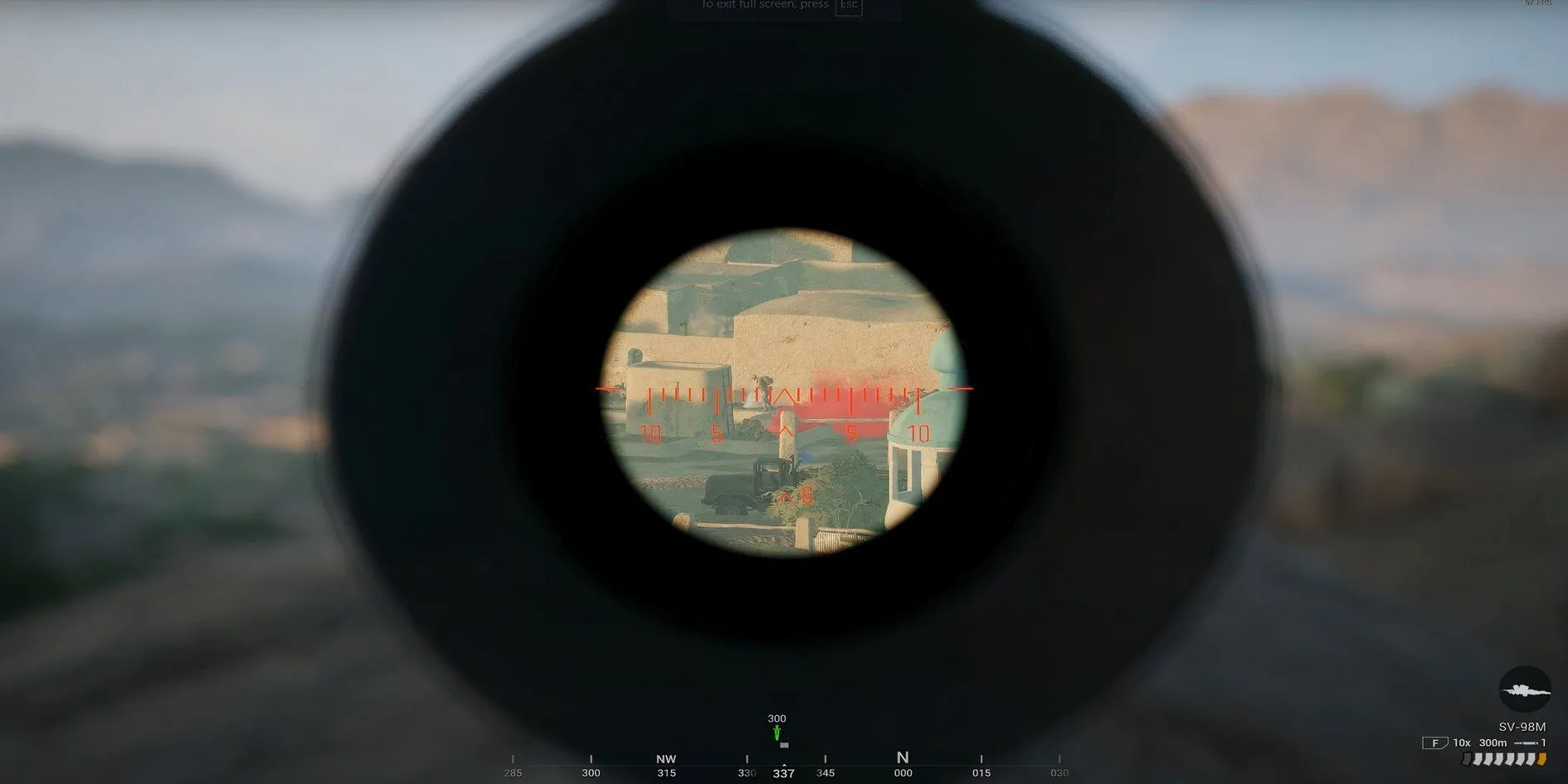 Screenshot gameplay game Squad, một game FPS chiến thuật đồng đội, cho thấy góc nhìn qua ống ngắm súng bắn tỉa nhắm vào mục tiêu ở khoảng cách xa.