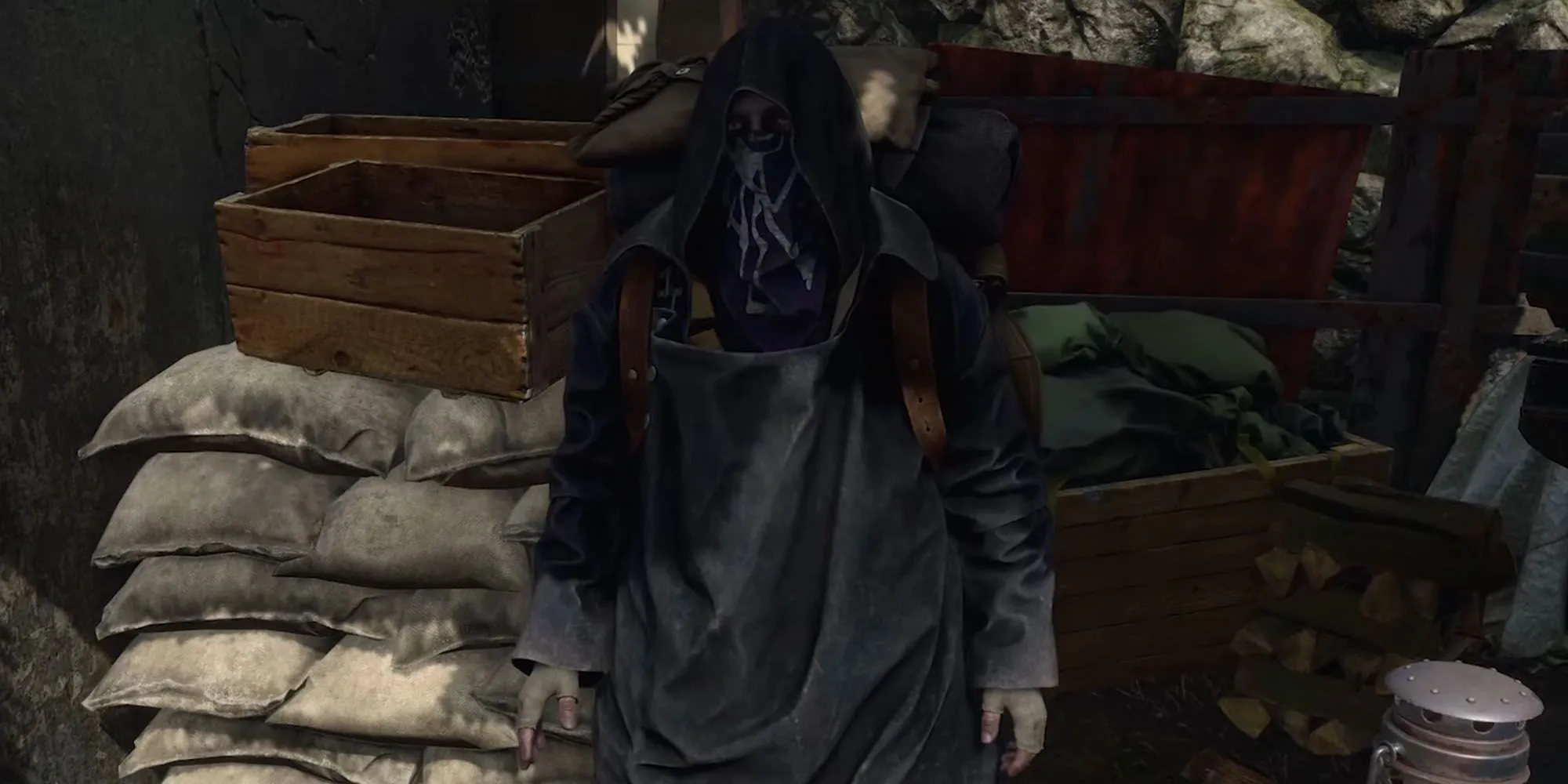 The Merchant với vẻ ngoài bí ẩn đứng bên cạnh đống lửa trại và hàng hóa trong Resident Evil 4 Remake