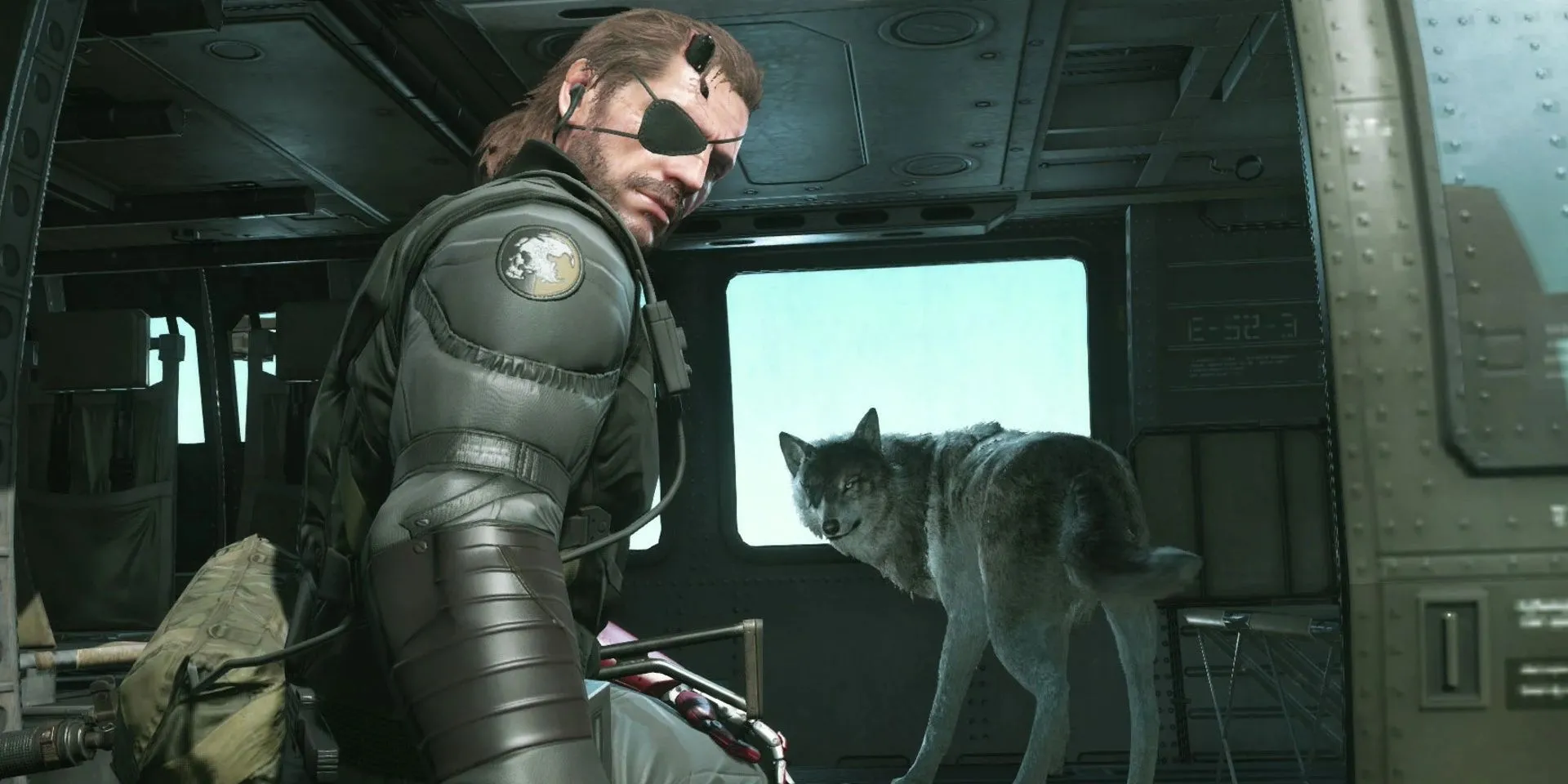Venom Snake và người bạn đồng hành D-Dog sẵn sàng làm nhiệm vụ bí mật trong Metal Gear Solid V: The Phantom Pain