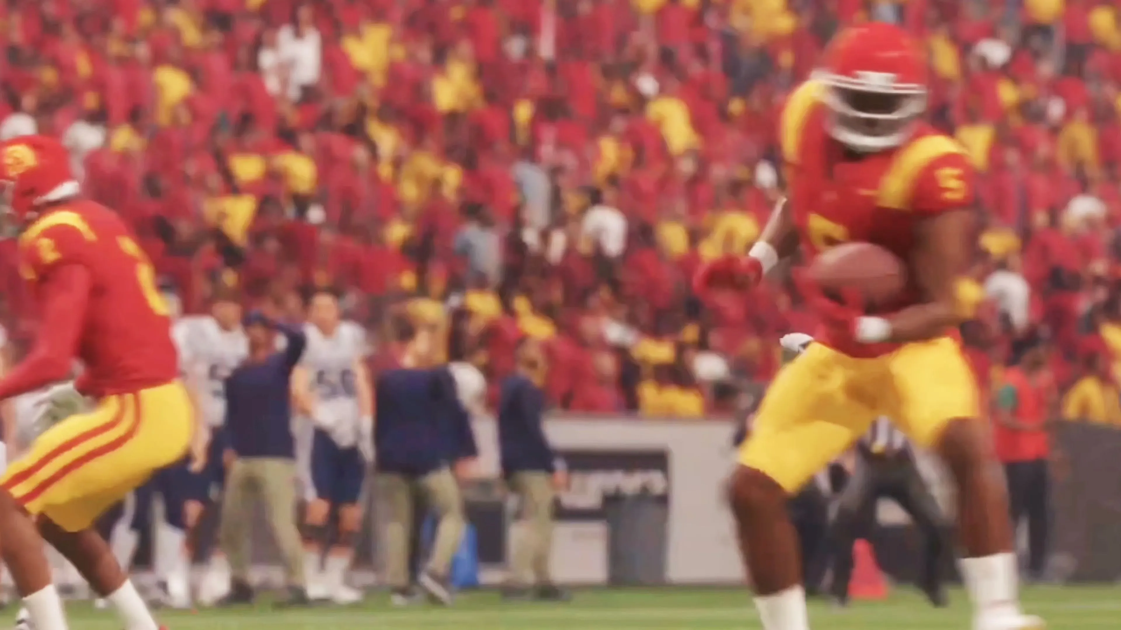 Cảnh trong trận đấu của EA Sports College Football 26, tập trung vào động tác của cầu thủ.