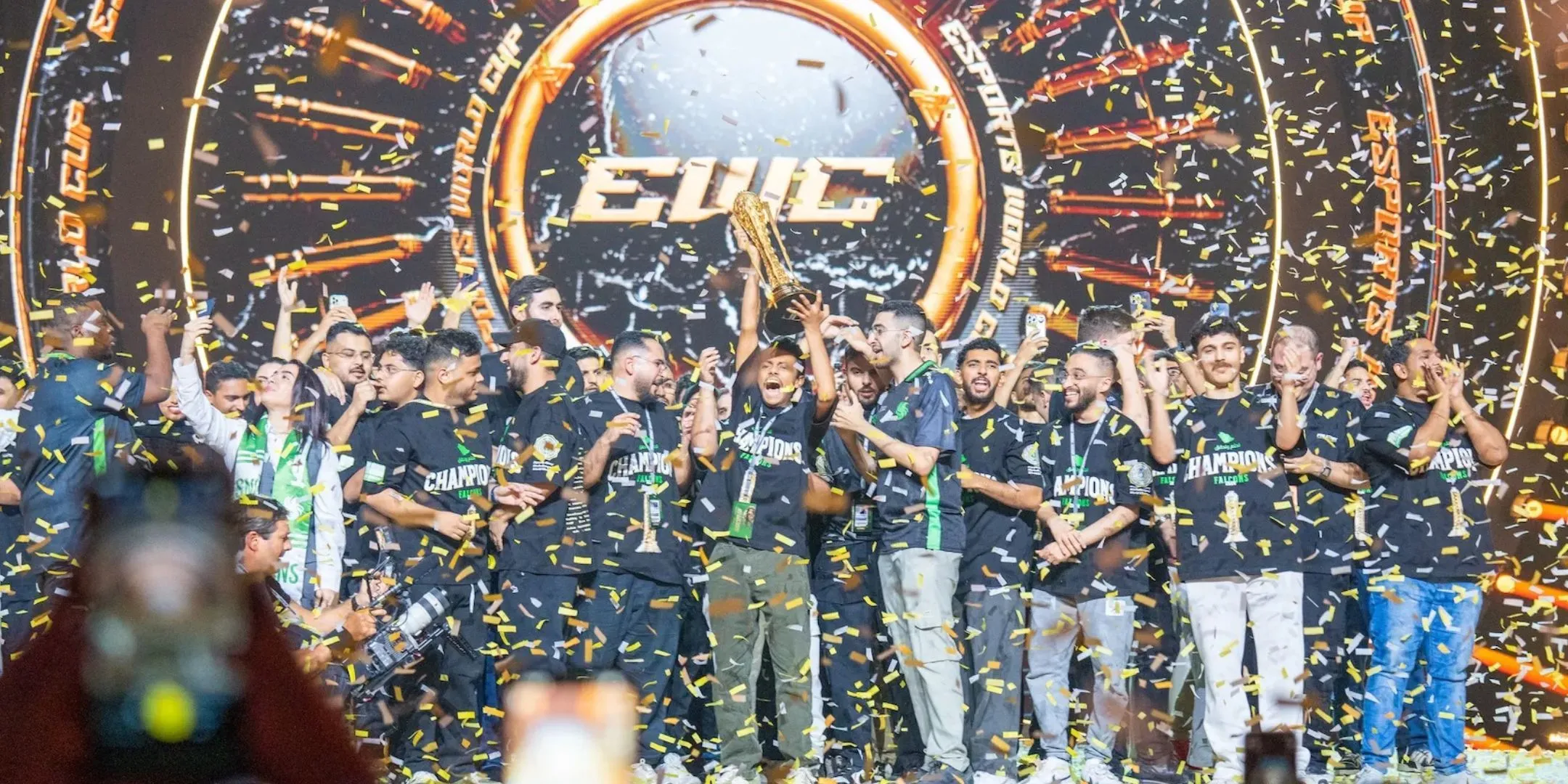 Đội tuyển Team Falcons trong một trận đấu tại Esports World Cup, biểu tượng cho sự đầu tư của Ả Rập Saudi vào ngành thể thao điện tử và sự hiện diện của họ trên đấu trường quốc tế.