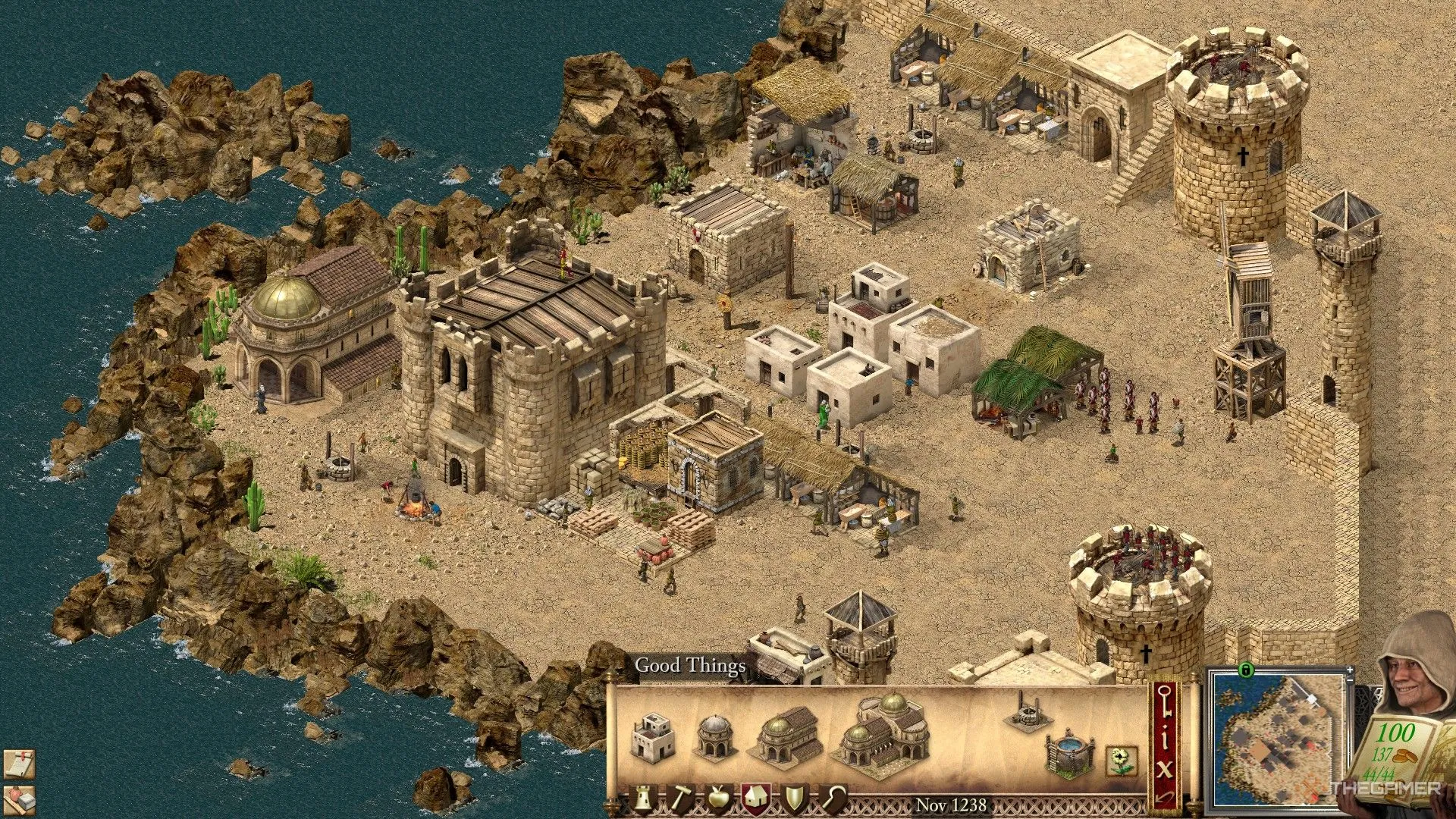 Khung cảnh khởi đầu nhiệm vụ Tyre trong Stronghold Crusader Definitive Edition, cho thấy một pháo đài với các công trình và kho dự trữ nằm sau bức tường đá.