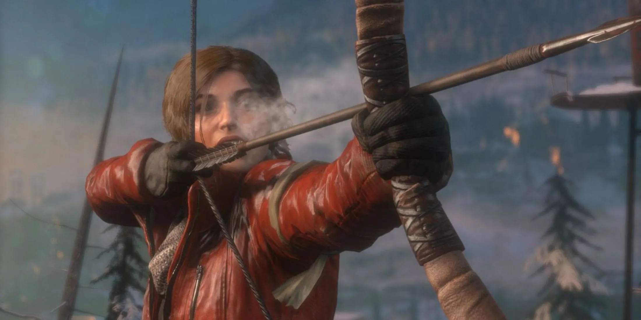 Lara Croft với cung tên trong khu rừng phủ tuyết của Rise of the Tomb Raider
