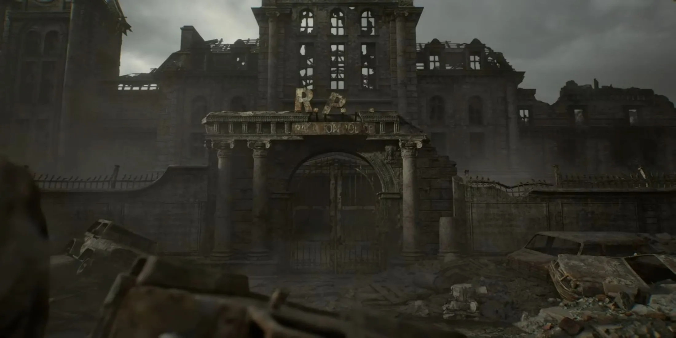 Screenshot từ trailer chính thức Resident Evil Requiem cho thấy đồn cảnh sát RPD đổ nát