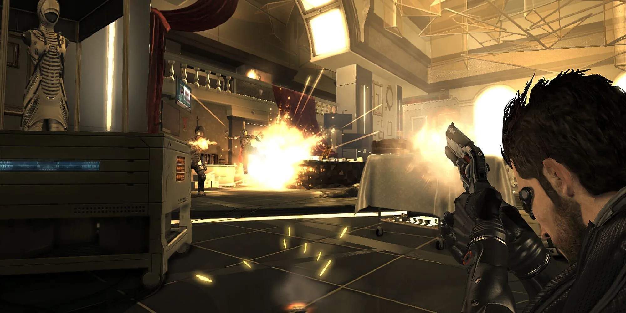 Adam Jensen di chuyển ẩn mình trong một khu vực đầy kẻ thù tại Deus Ex: Mankind Divided.
